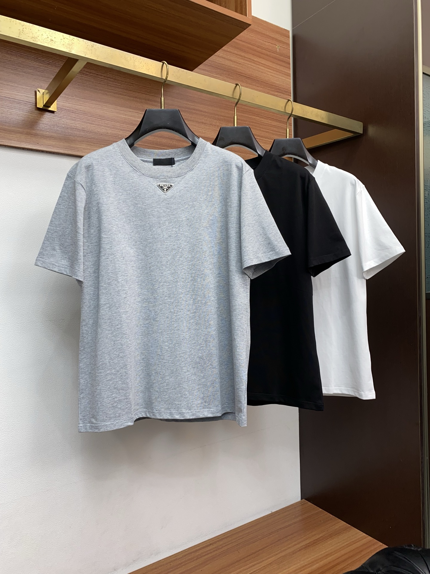 普拉达 26SS春夏新款 纯棉质圆领短袖 男士基础款纯白专柜短袖T恤衫！贸易公司渠道稀出，同步官网发售！