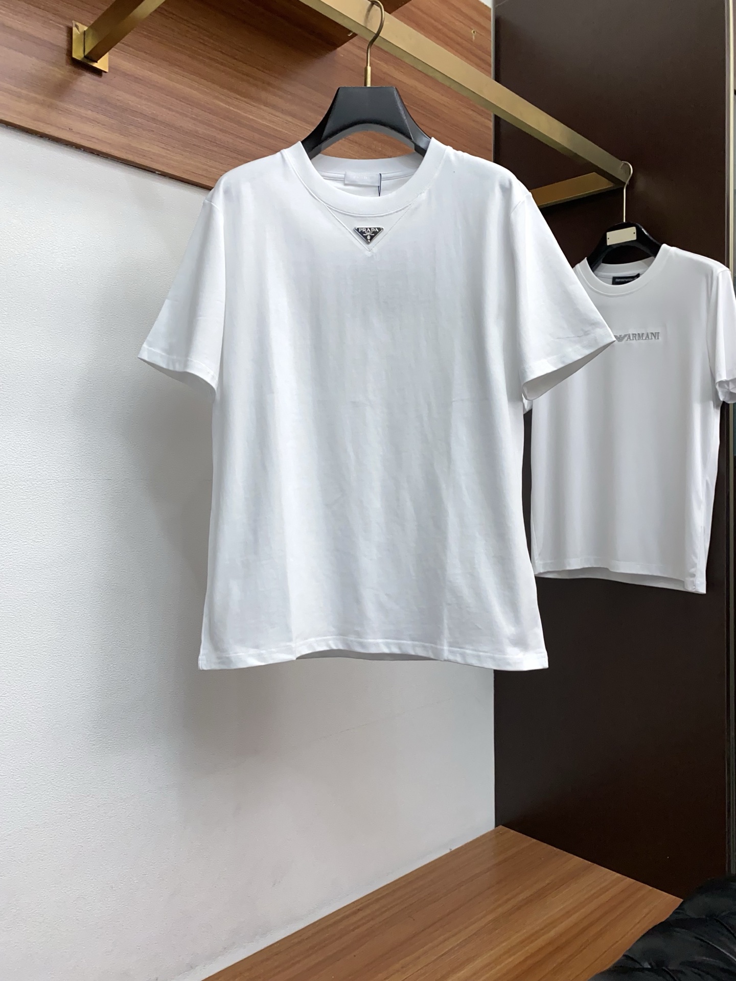 普拉达。26SS春夏新款 纯棉质圆领短袖 男士基础款纯白专柜短袖T恤衫！贸易公司渠道稀出，同步官网发售！