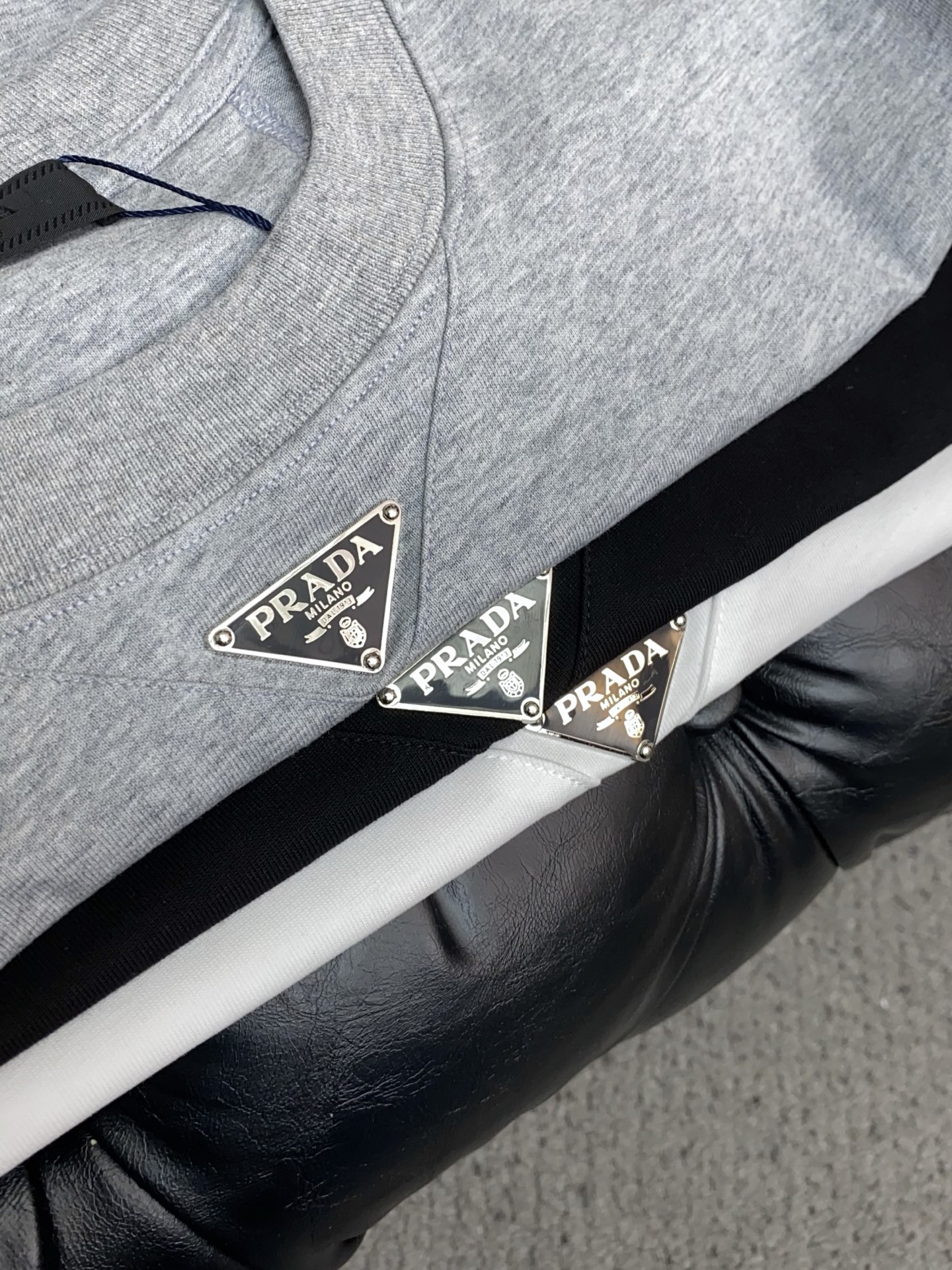 普拉达。26SS春夏新款 纯棉质圆领短袖 男士基础款纯白专柜短袖T恤衫！贸易公司渠道稀出，同步官网发售！