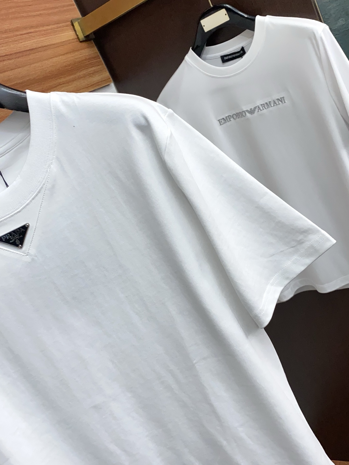 普拉达。26SS春夏新款 纯棉质圆领短袖 男士基础款纯白专柜短袖T恤衫！贸易公司渠道稀出，同步官网发售！