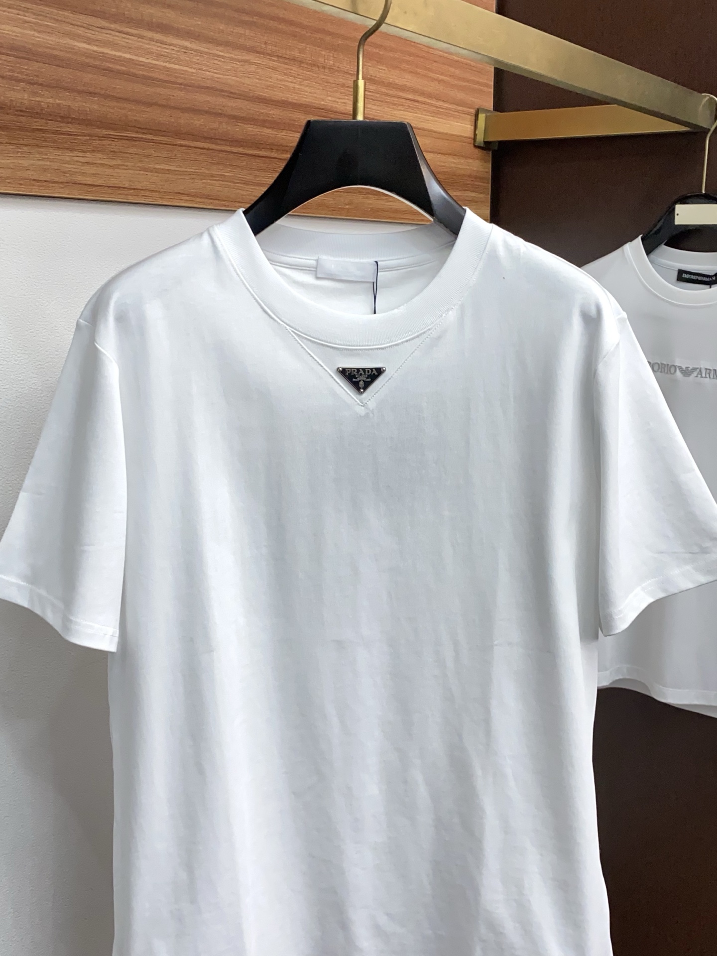 普拉达。26SS春夏新款 纯棉质圆领短袖 男士基础款纯白专柜短袖T恤衫！贸易公司渠道稀出，同步官网发售！