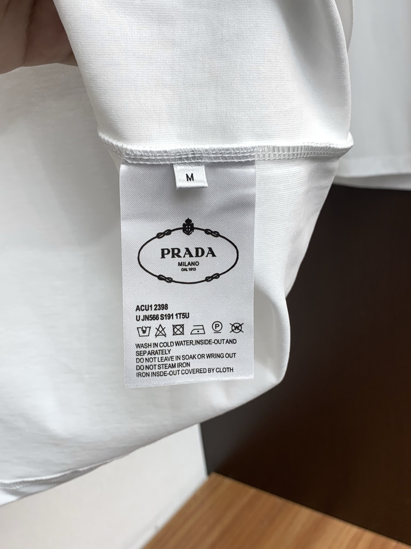 普拉达。26SS春夏新款 纯棉质圆领短袖 男士基础款纯白专柜短袖T恤衫！贸易公司渠道稀出，同步官网发售！