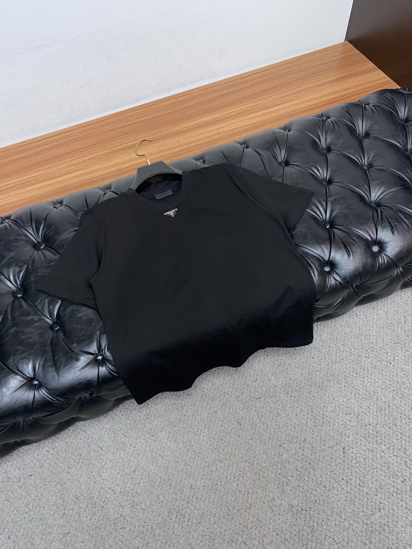 普拉达 26SS春夏新款 纯棉质圆领短袖 男士基础款纯白专柜短袖T恤衫！贸易公司渠道稀出，同步官网发售！