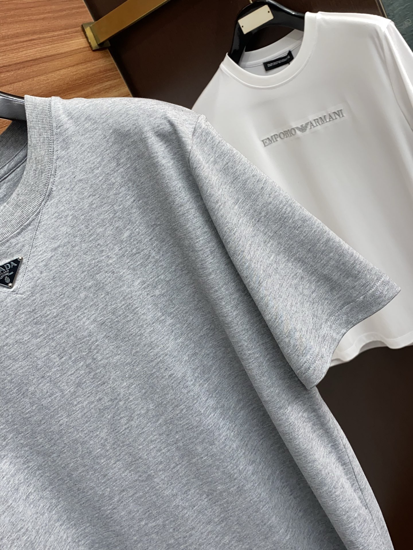 普拉达 26SS春夏新款 纯棉质圆领短袖 男士基础款纯白专柜短袖T恤衫！贸易公司渠道稀出，同步官网发售！