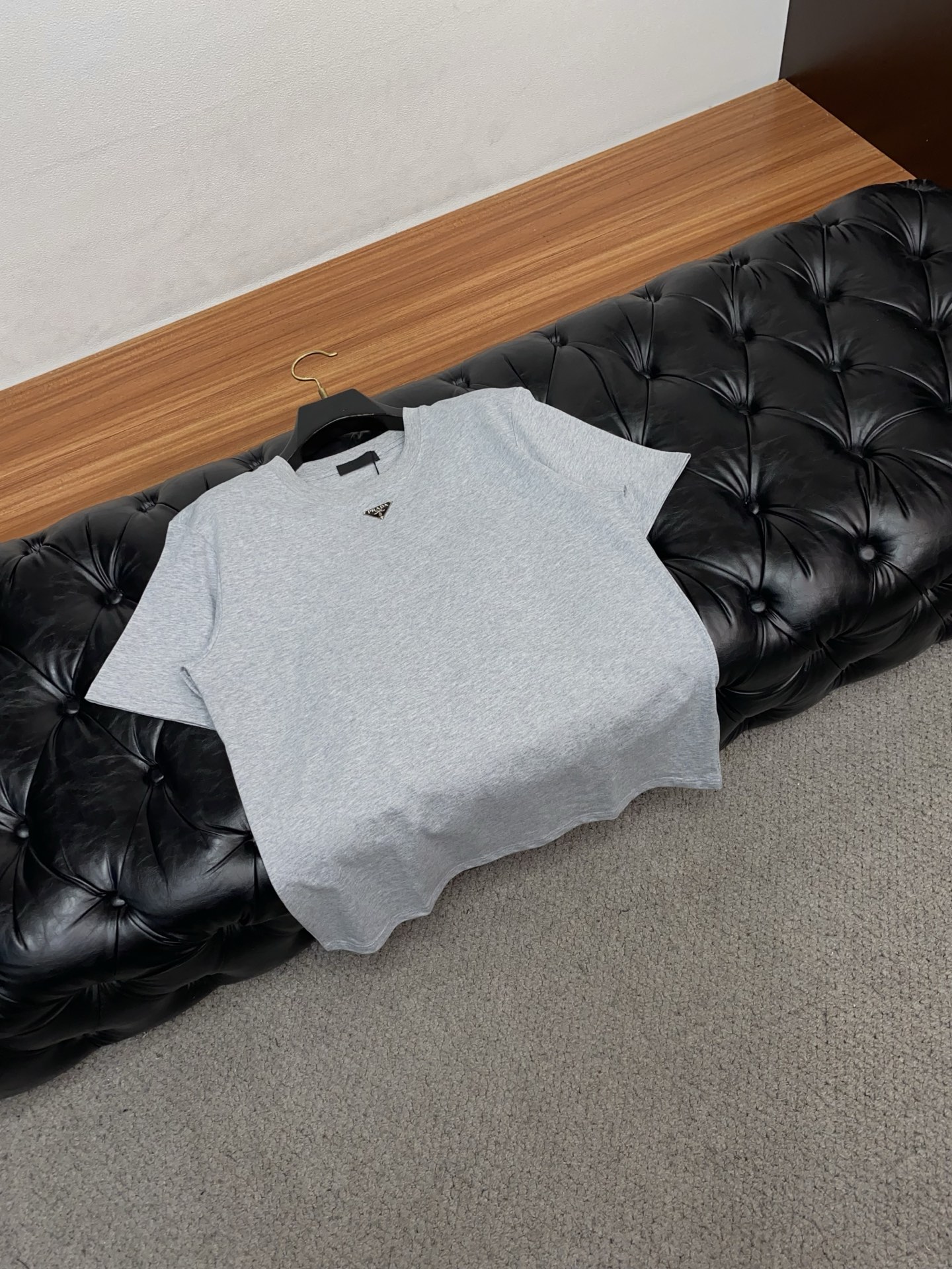 普拉达 26SS春夏新款 纯棉质圆领短袖 男士基础款纯白专柜短袖T恤衫！贸易公司渠道稀出，同步官网发售！