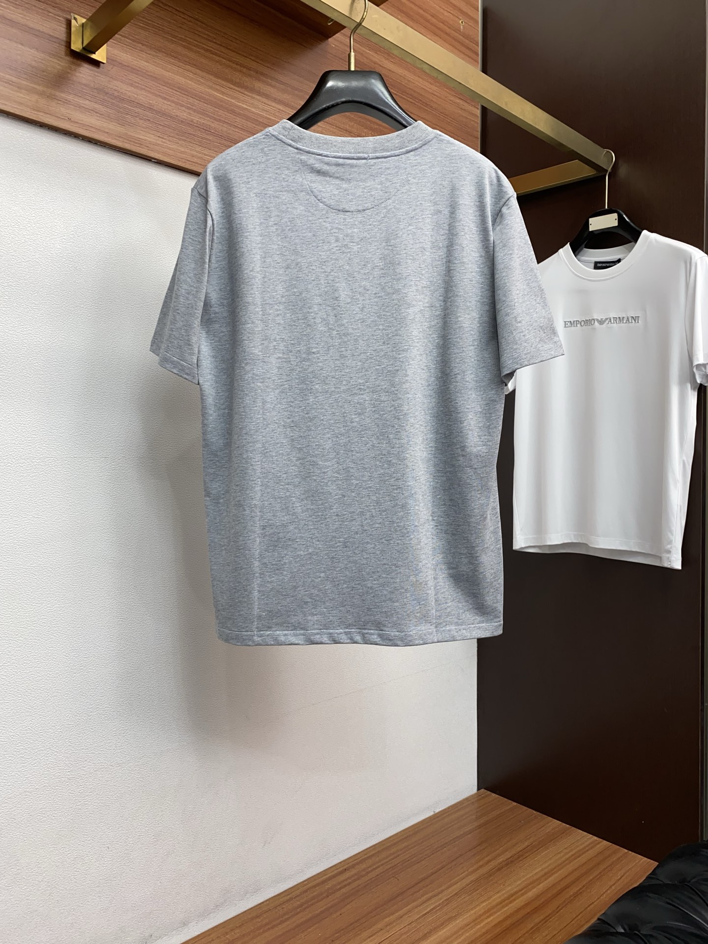 普拉达 26SS春夏新款 纯棉质圆领短袖 男士基础款纯白专柜短袖T恤衫！贸易公司渠道稀出，同步官网发售！