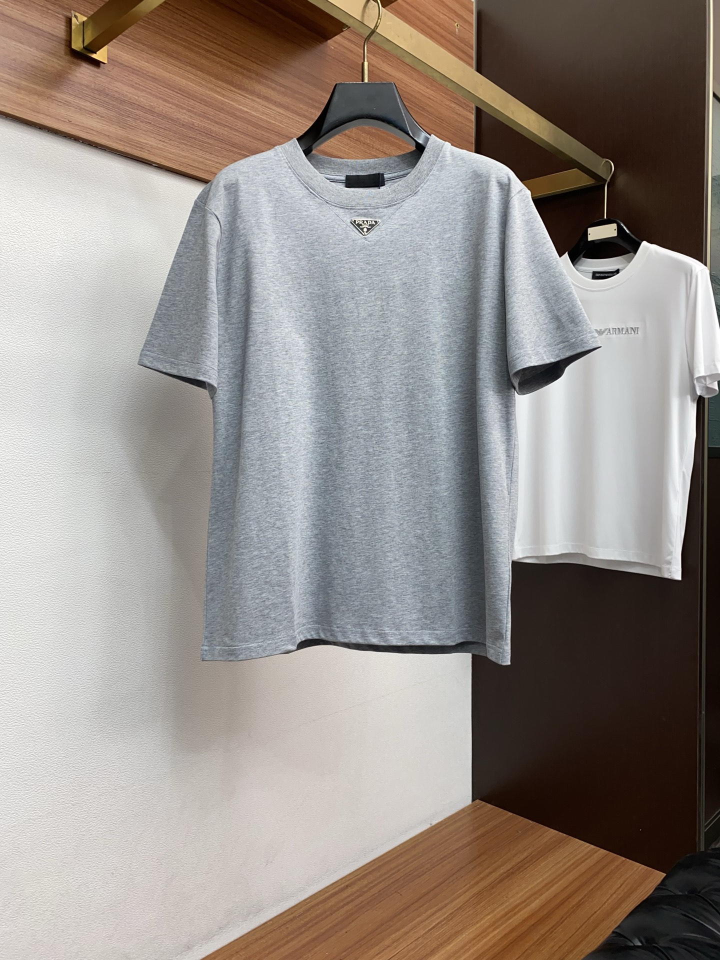 普拉达 26SS春夏新款 纯棉质圆领短袖 男士基础款纯白专柜短袖T恤衫！贸易公司渠道稀出，同步官网发售！