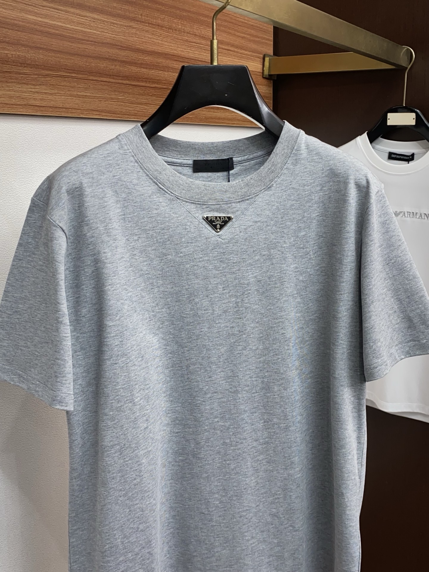 普拉达 26SS春夏新款 纯棉质圆领短袖 男士基础款纯白专柜短袖T恤衫！贸易公司渠道稀出，同步官网发售！