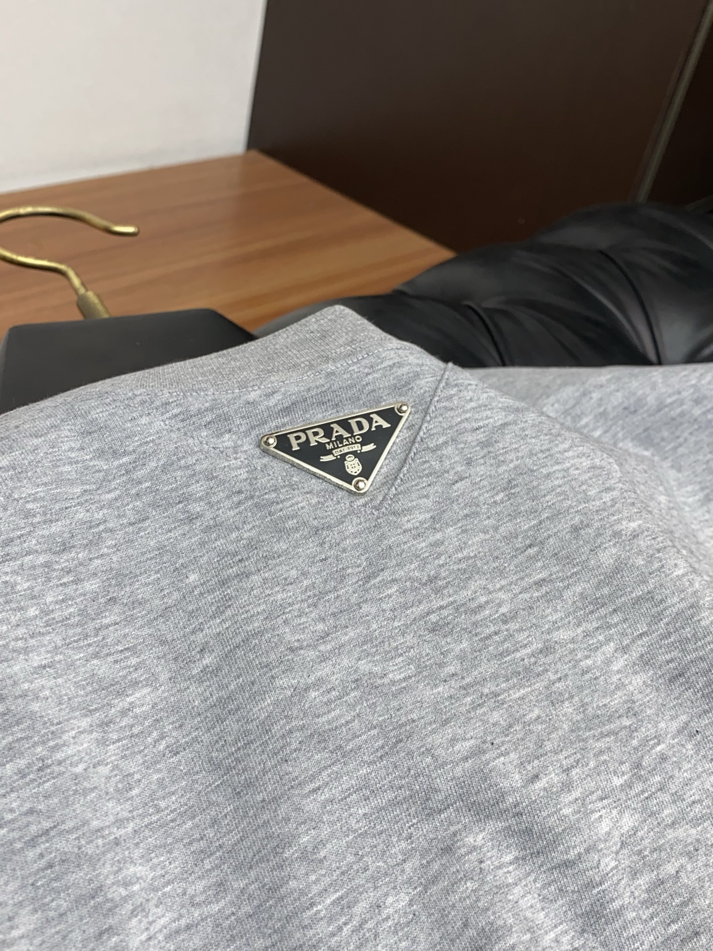 普拉达 26SS春夏新款 纯棉质圆领短袖 男士基础款纯白专柜短袖T恤衫！贸易公司渠道稀出，同步官网发售！