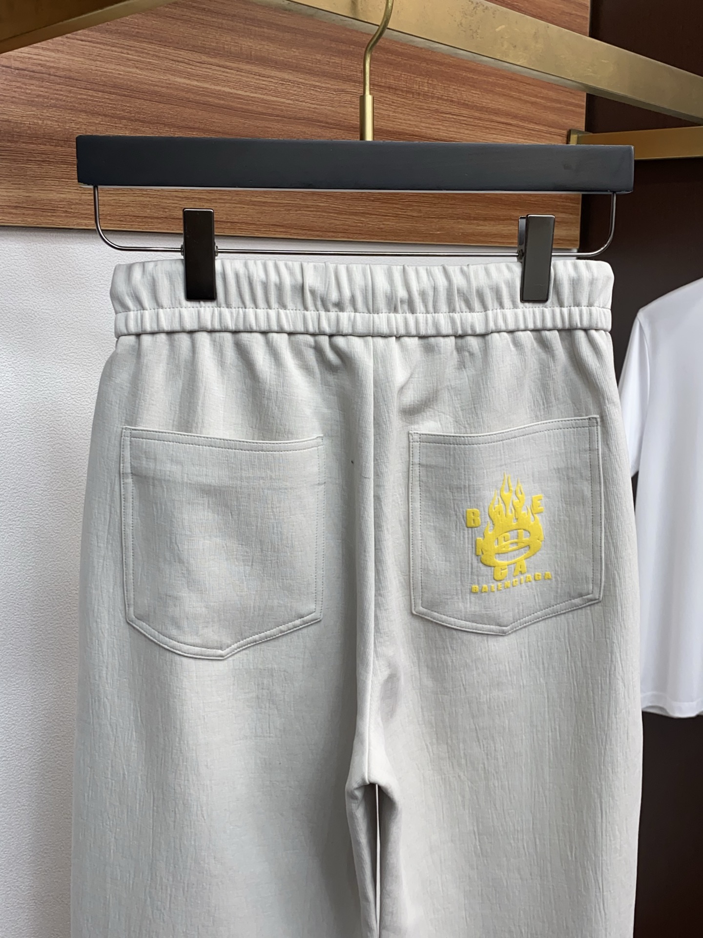 巴黎世家 专柜新品同步上市。原单订制高品质时尚休闲裤。超级百搭款。独家定制面料，手感细腻柔软，贴身舒适，