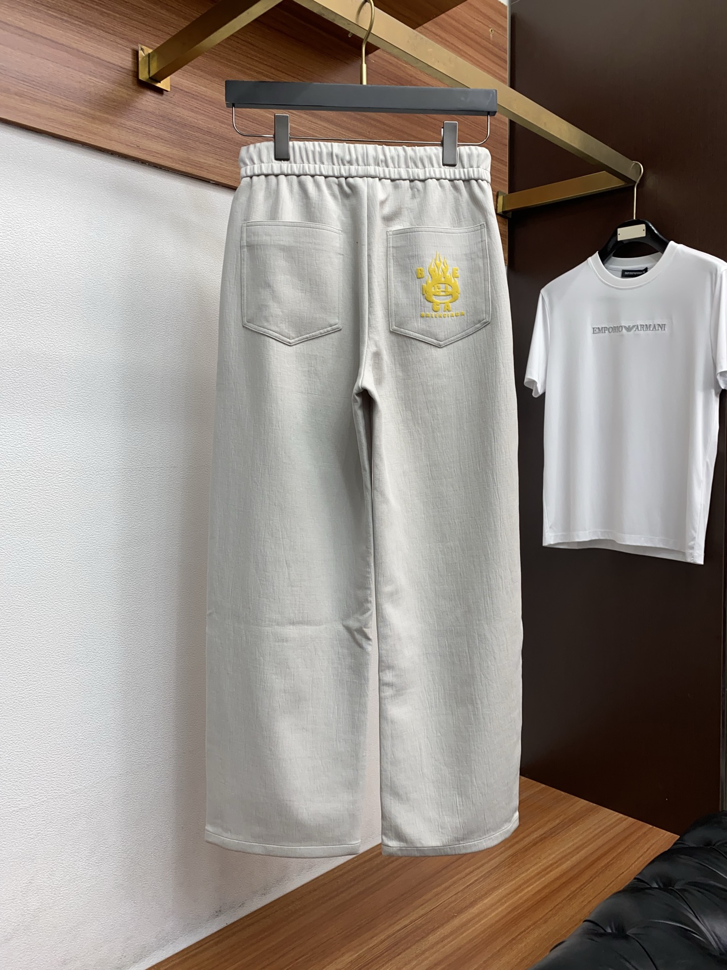 巴黎世家 专柜新品同步上市。原单订制高品质时尚休闲裤。超级百搭款。独家定制面料，手感细腻柔软，贴身舒适，