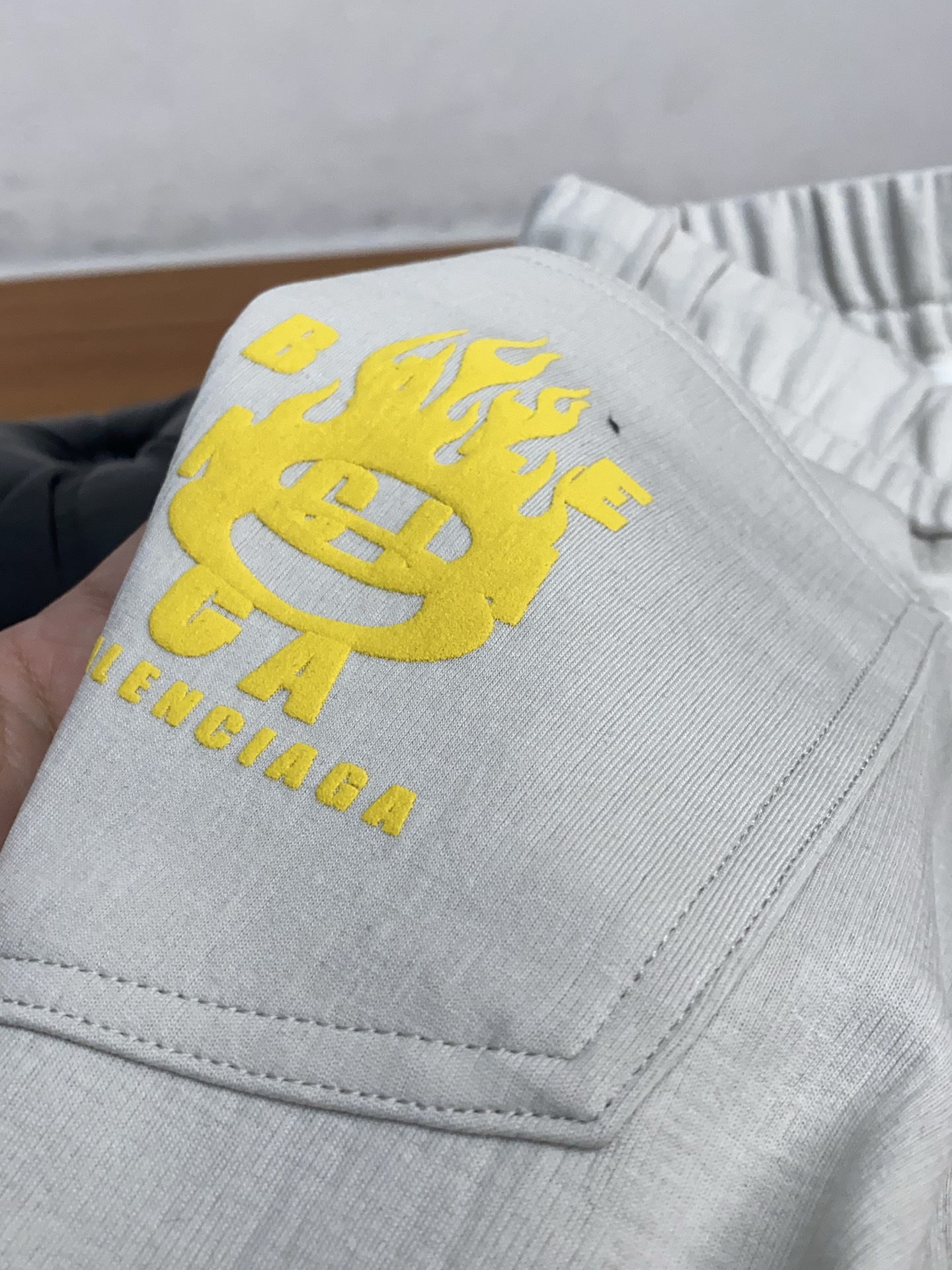 巴黎世家 专柜新品同步上市。原单订制高品质时尚休闲裤。超级百搭款。独家定制面料，手感细腻柔软，贴身舒适，