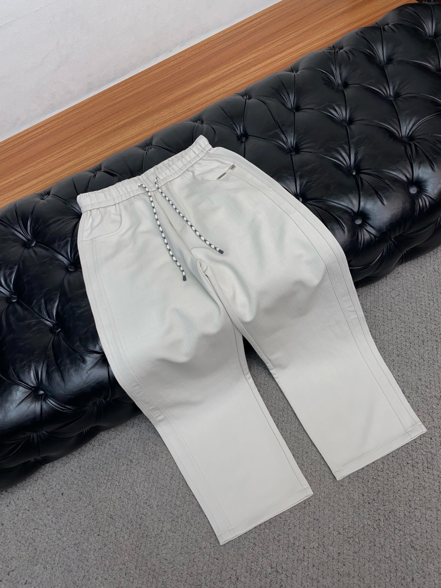 巴黎世家 专柜新品同步上市。原单订制高品质时尚休闲裤。超级百搭款。独家定制面料，手感细腻柔软，贴身舒适，