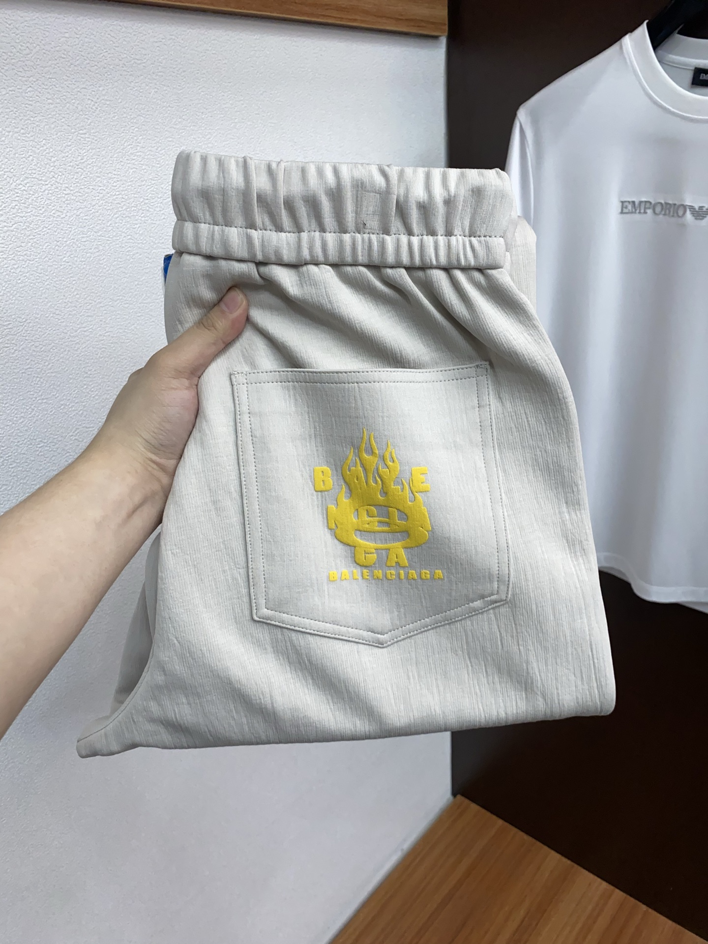 巴黎世家 专柜新品同步上市。原单订制高品质时尚休闲裤。超级百搭款。独家定制面料，手感细腻柔软，贴身舒适，