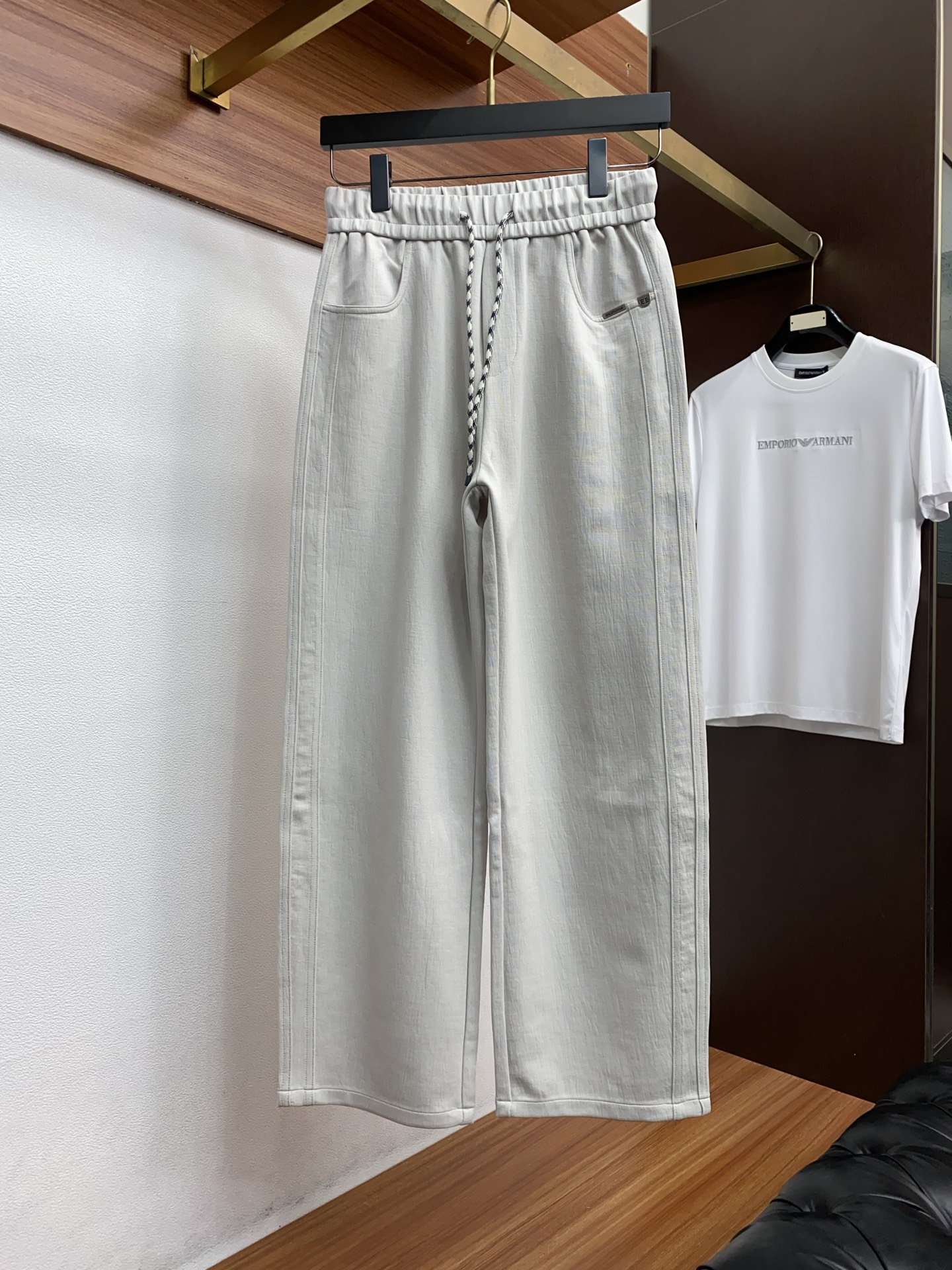 巴黎世家 专柜新品同步上市。原单订制高品质时尚休闲裤。超级百搭款。独家定制面料，手感细腻柔软，贴身舒适，