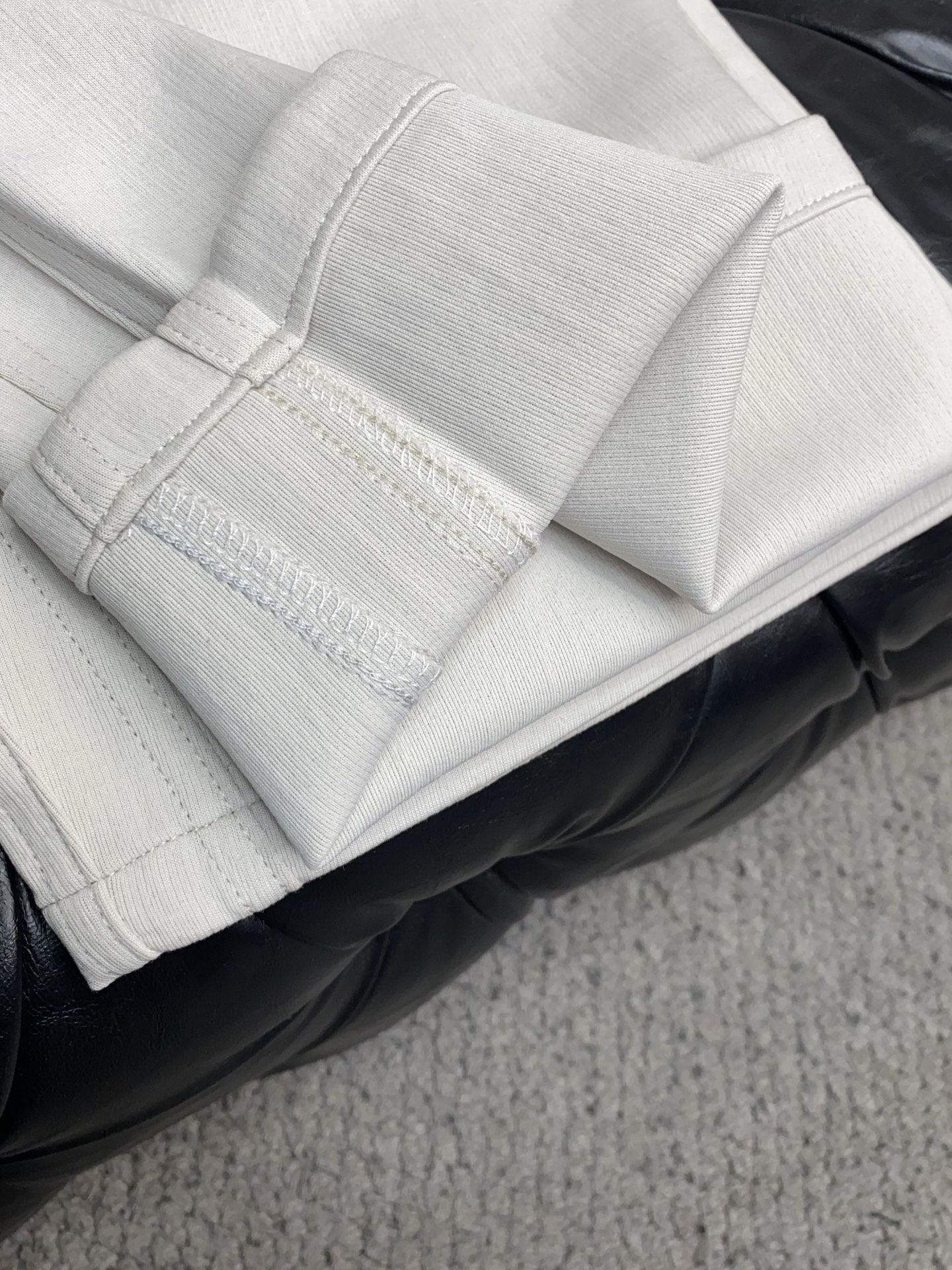 巴黎世家 专柜新品同步上市。原单订制高品质时尚休闲裤。超级百搭款。独家定制面料，手感细腻柔软，贴身舒适，