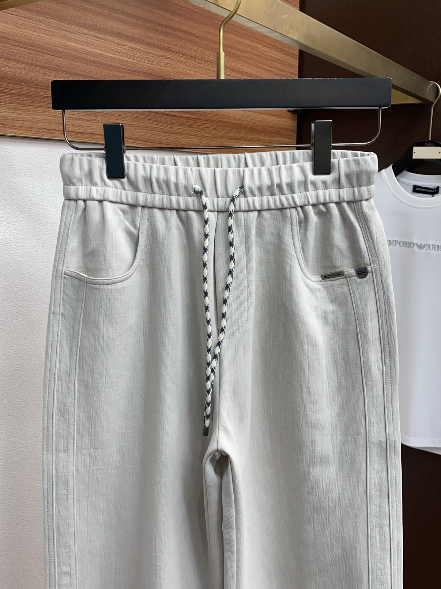 巴黎世家 专柜新品同步上市。原单订制高品质时尚休闲裤。超级百搭款。独家定制面料，手感细腻柔软，贴身舒适，