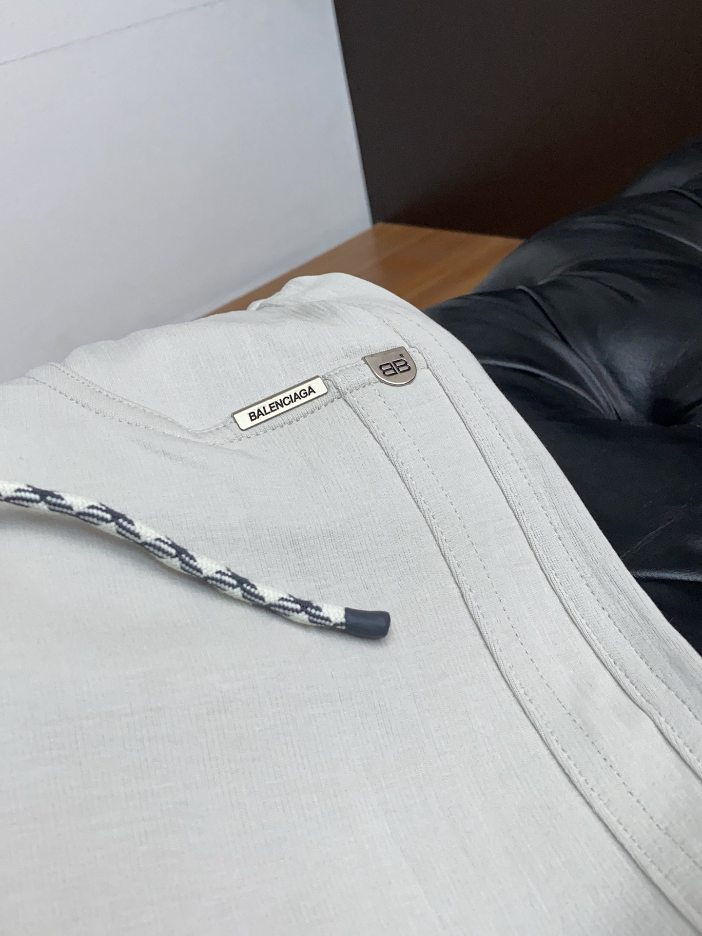 巴黎世家 专柜新品同步上市。原单订制高品质时尚休闲裤。超级百搭款。独家定制面料，手感细腻柔软，贴身舒适，