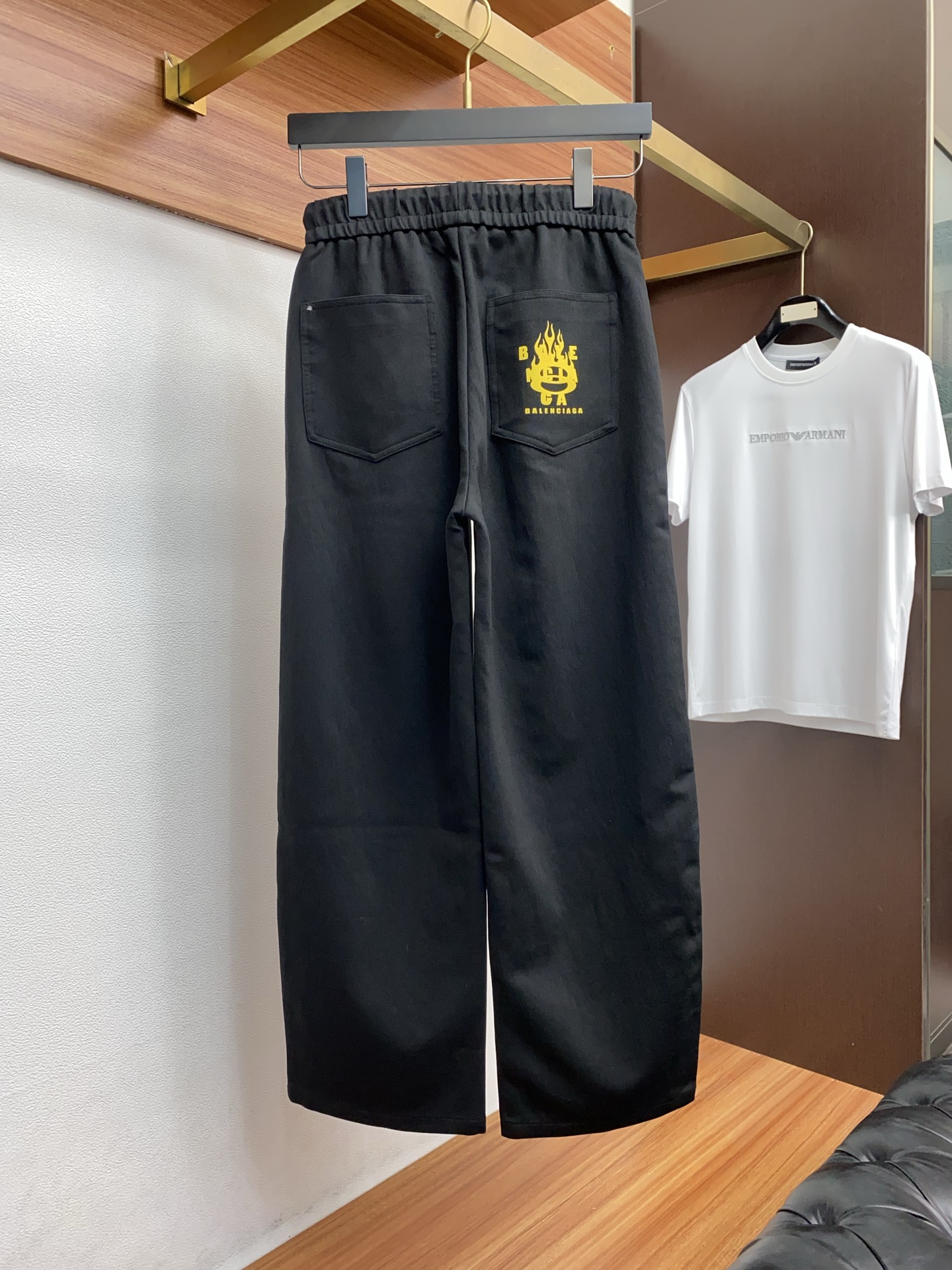 巴黎世家 专柜新品同步上市。原单订制高品质时尚休闲裤。超级百搭款。独家定制面料，手感细腻柔软，贴身舒适，