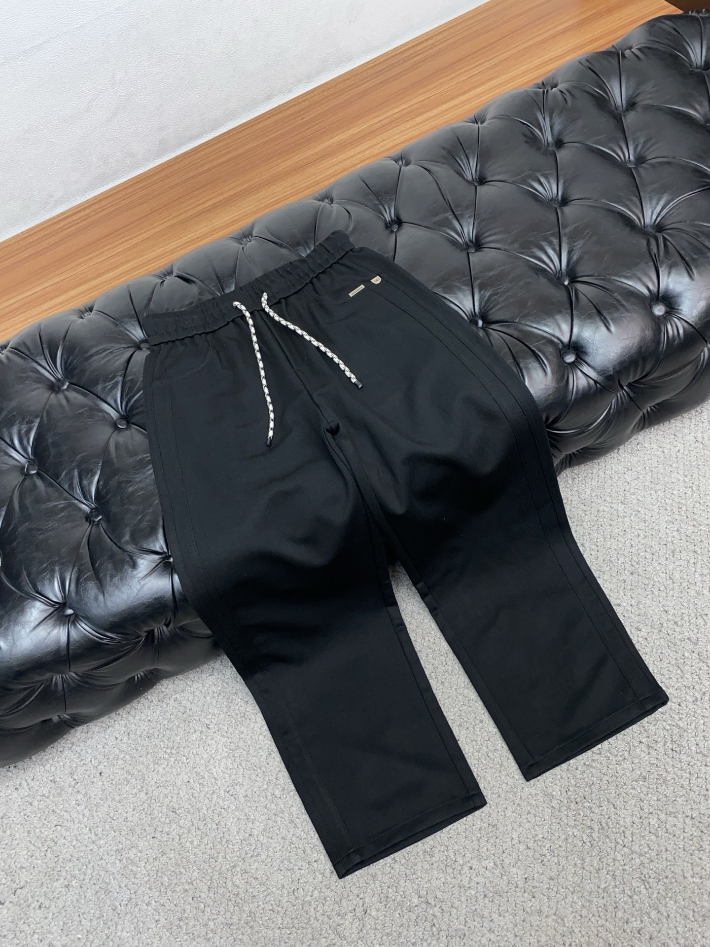 巴黎世家 专柜新品同步上市。原单订制高品质时尚休闲裤。超级百搭款。独家定制面料，手感细腻柔软，贴身舒适，