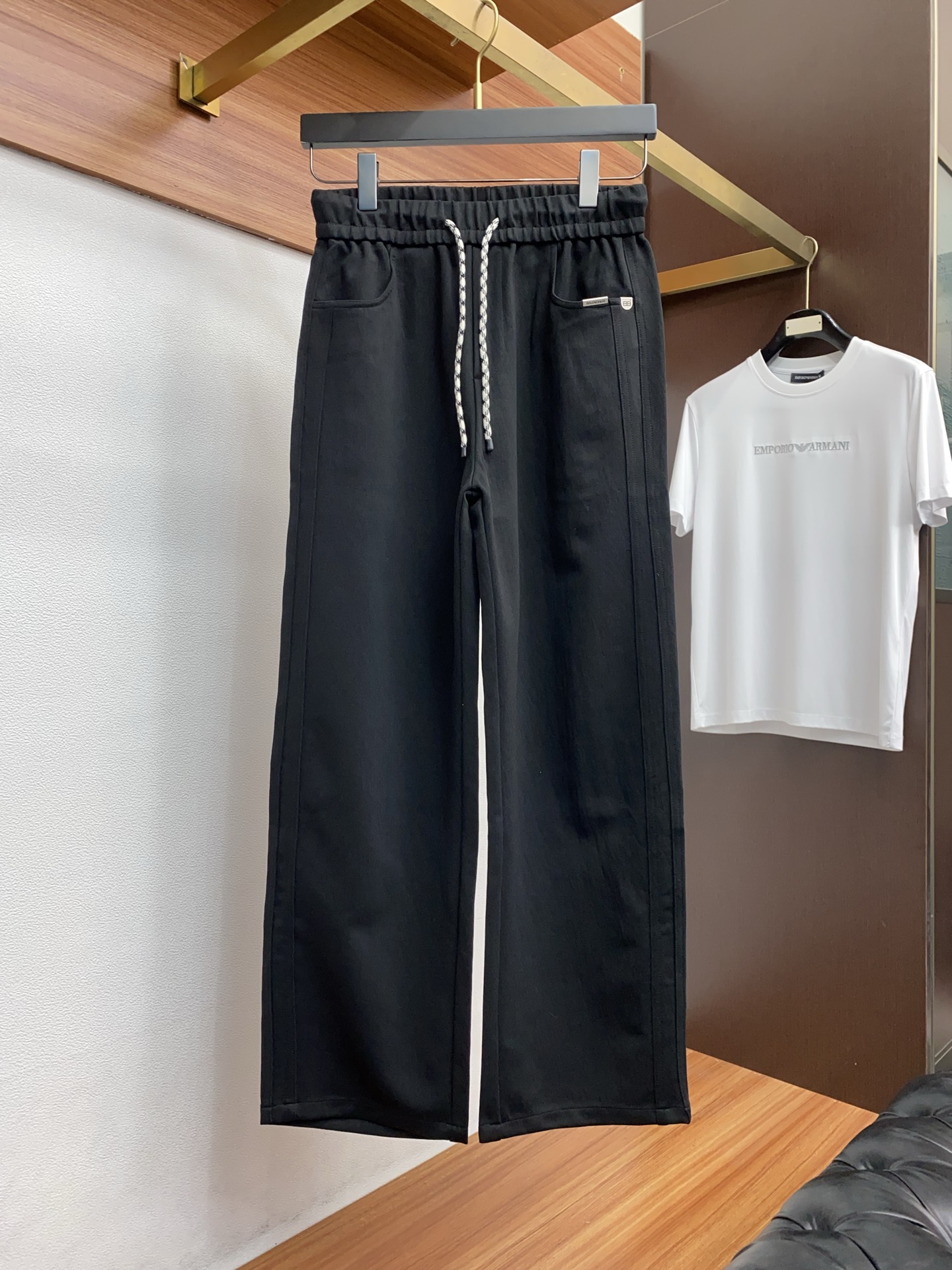 巴黎世家 专柜新品同步上市。原单订制高品质时尚休闲裤。超级百搭款。独家定制面料，手感细腻柔软，贴身舒适，