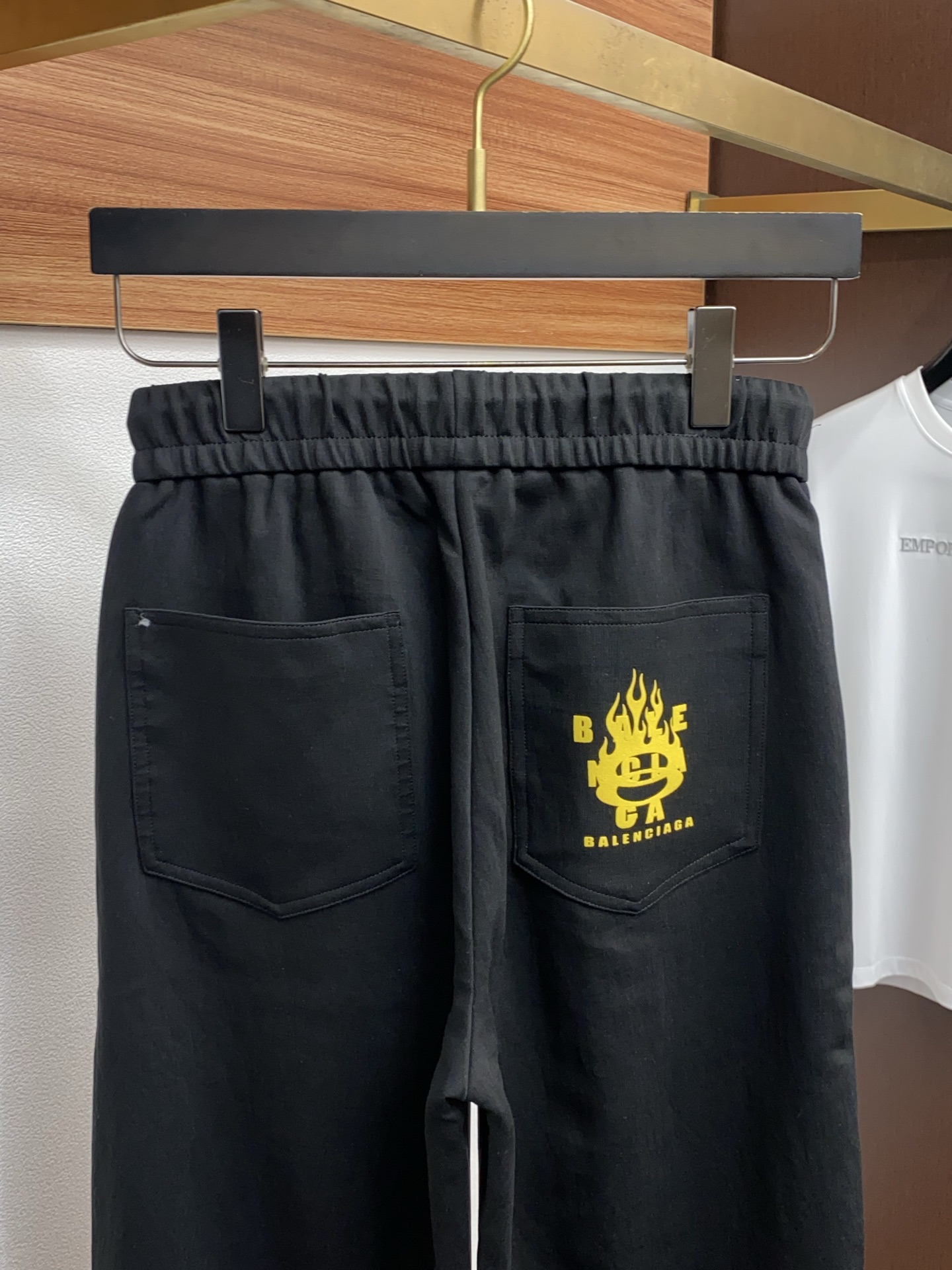 巴黎世家 专柜新品同步上市。原单订制高品质时尚休闲裤。超级百搭款。独家定制面料，手感细腻柔软，贴身舒适，