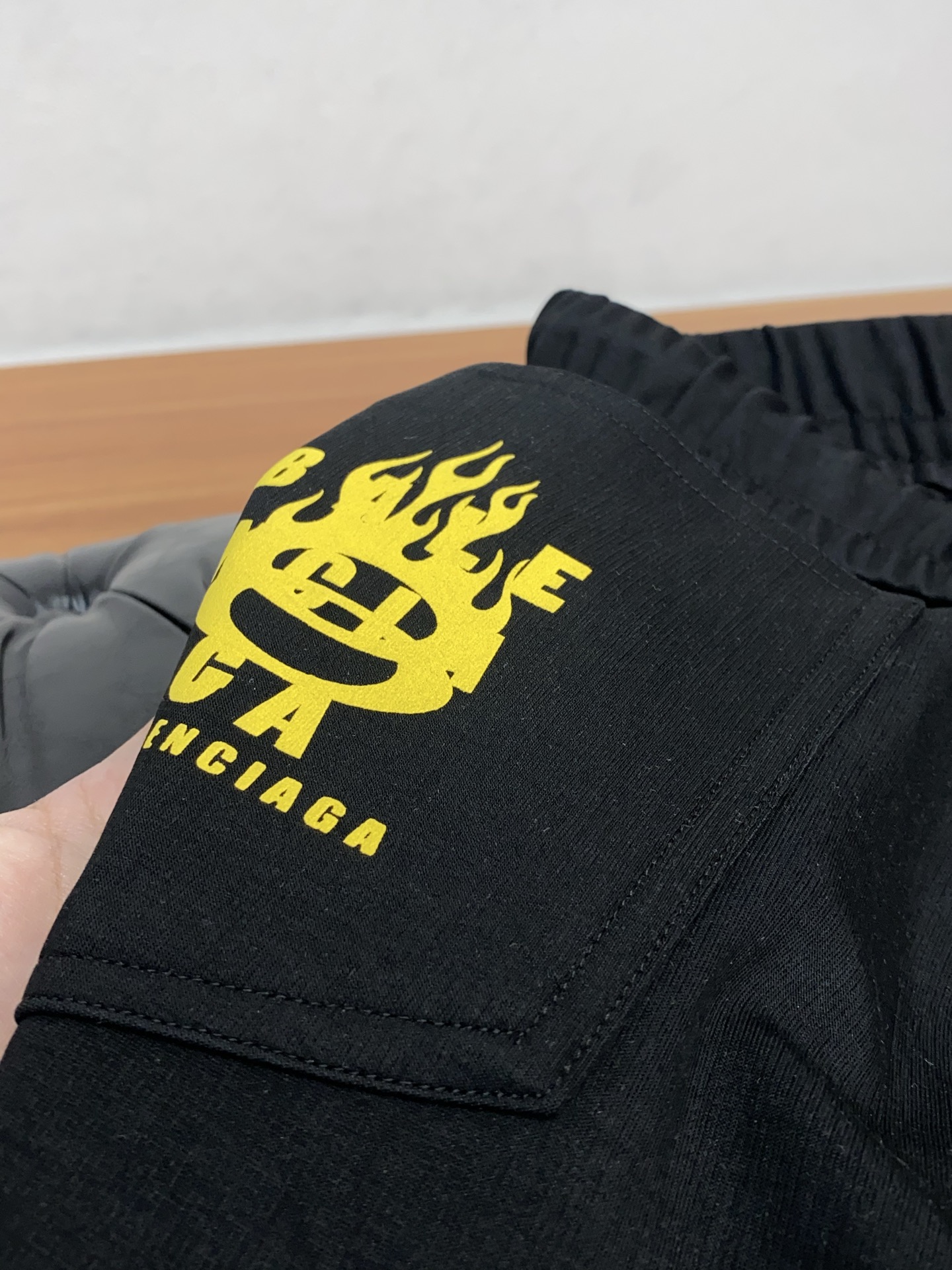 巴黎世家 专柜新品同步上市。原单订制高品质时尚休闲裤。超级百搭款。独家定制面料，手感细腻柔软，贴身舒适，