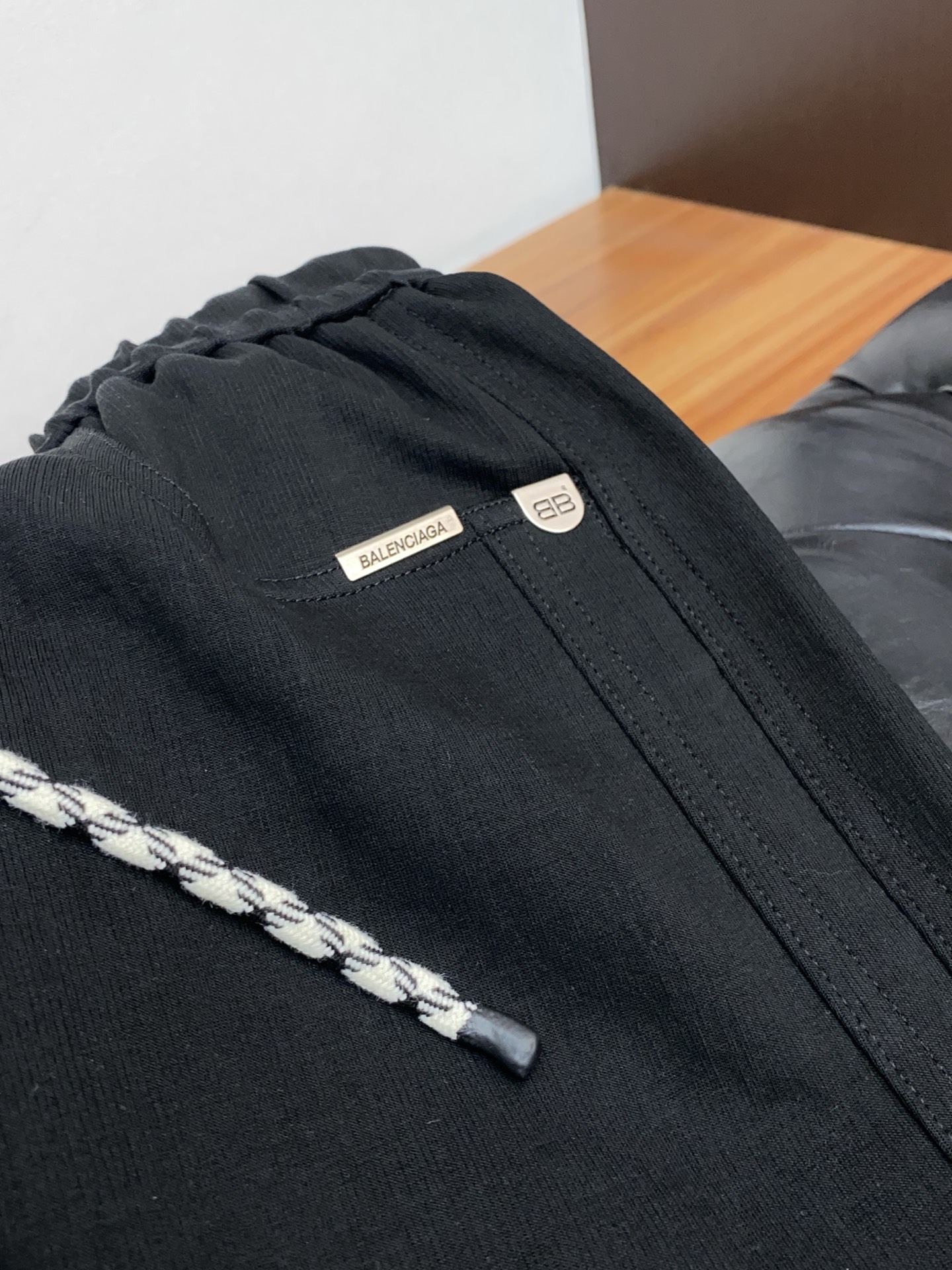 巴黎世家 专柜新品同步上市。原单订制高品质时尚休闲裤。超级百搭款。独家定制面料，手感细腻柔软，贴身舒适，