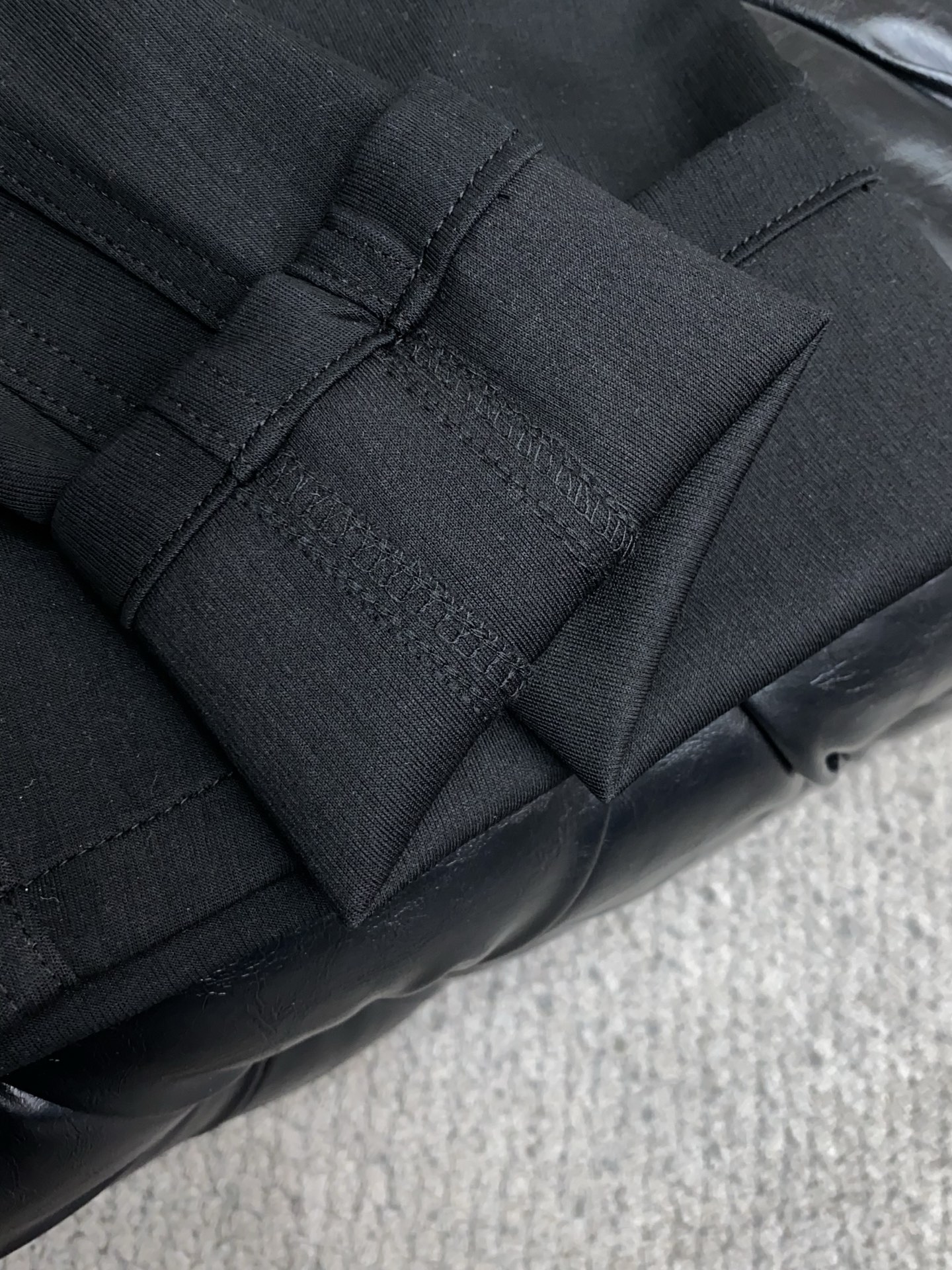 巴黎世家 专柜新品同步上市。原单订制高品质时尚休闲裤。超级百搭款。独家定制面料，手感细腻柔软，贴身舒适，