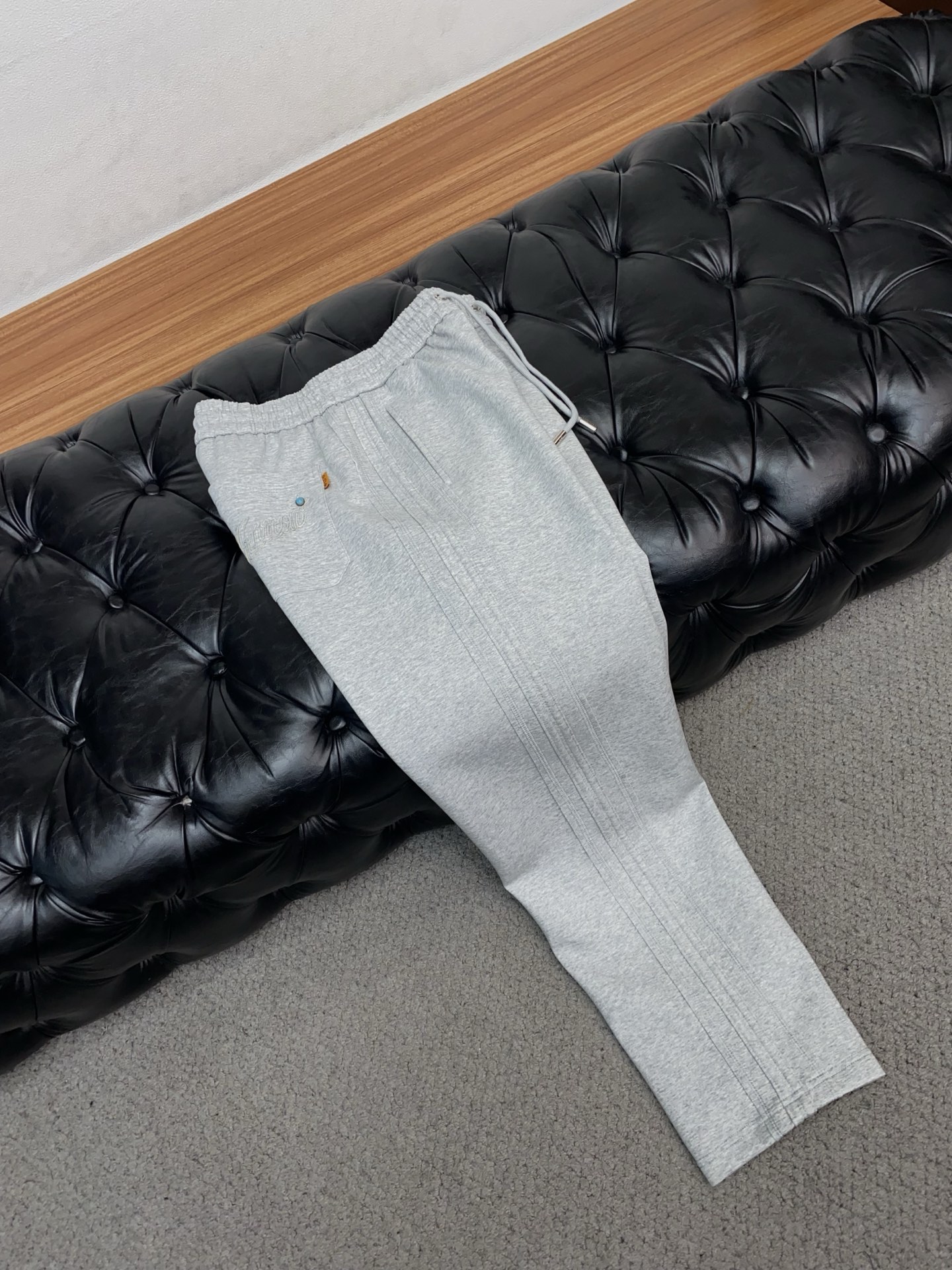 1v路易威登 专柜新品同步上市。原单订制高品质时尚休闲裤。超级百搭款。独家定制面料，手感细腻柔软，贴身舒