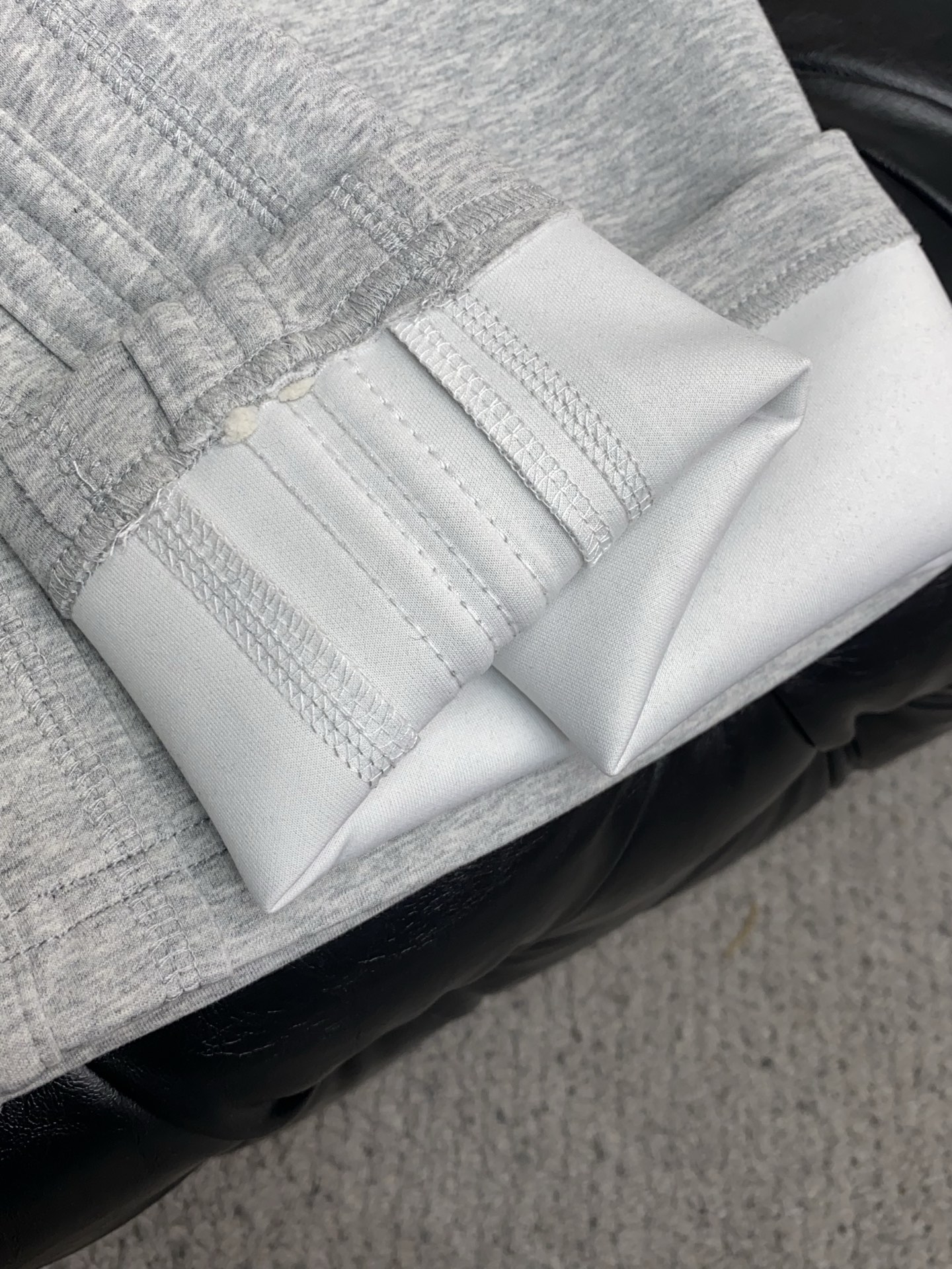 1v路易威登 专柜新品同步上市。原单订制高品质时尚休闲裤。超级百搭款。独家定制面料，手感细腻柔软，贴身舒