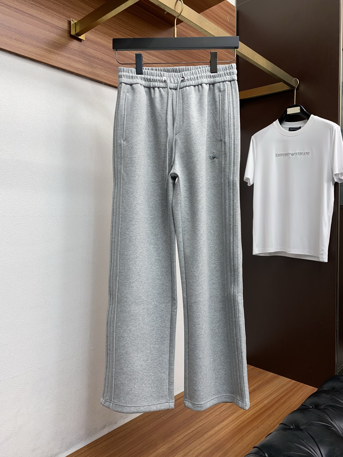 1v路易威登 专柜新品同步上市。原单订制高品质时尚休闲裤。超级百搭款。独家定制面料，手感细腻柔软，贴身舒