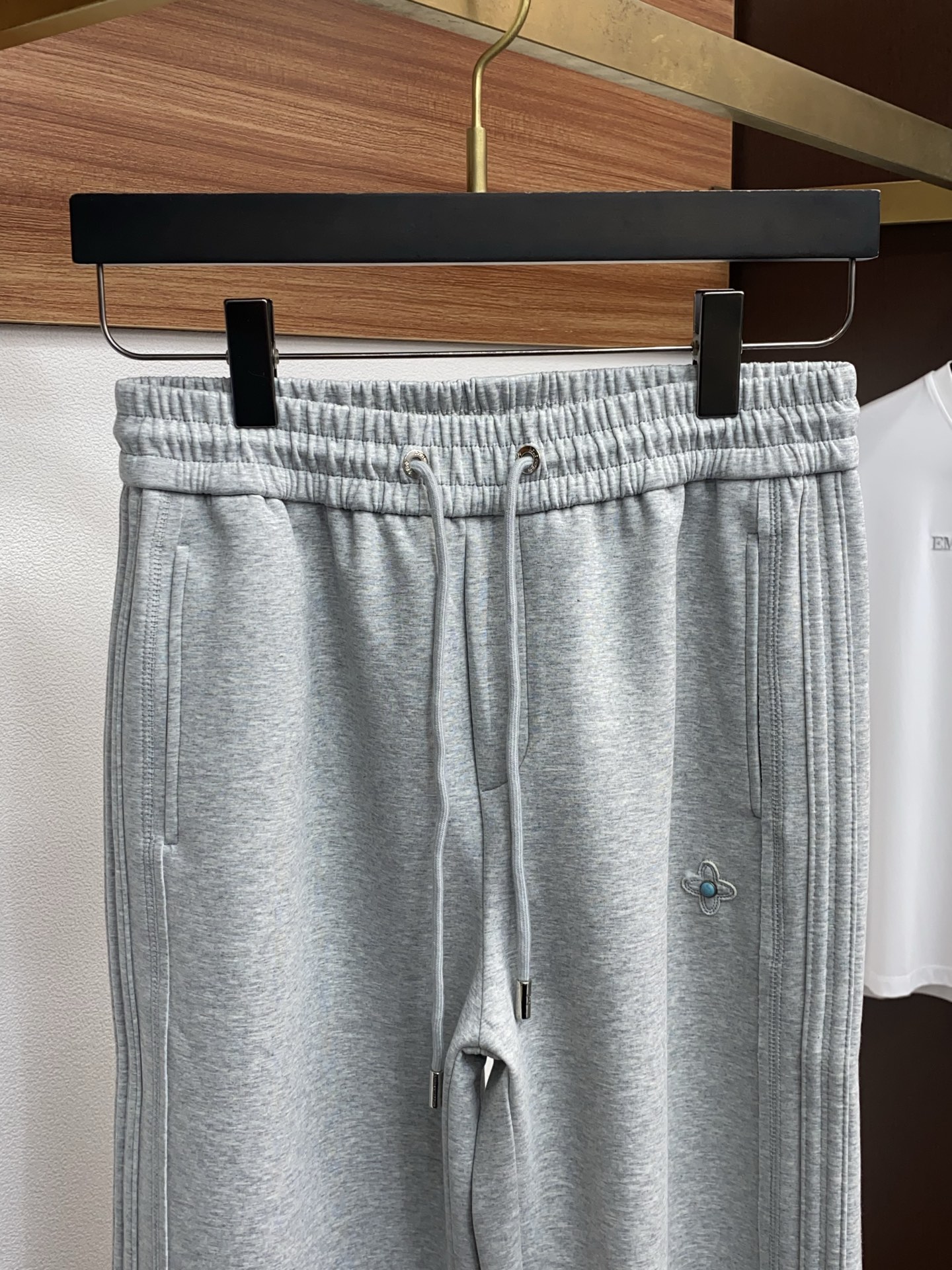 1v路易威登 专柜新品同步上市。原单订制高品质时尚休闲裤。超级百搭款。独家定制面料，手感细腻柔软，贴身舒