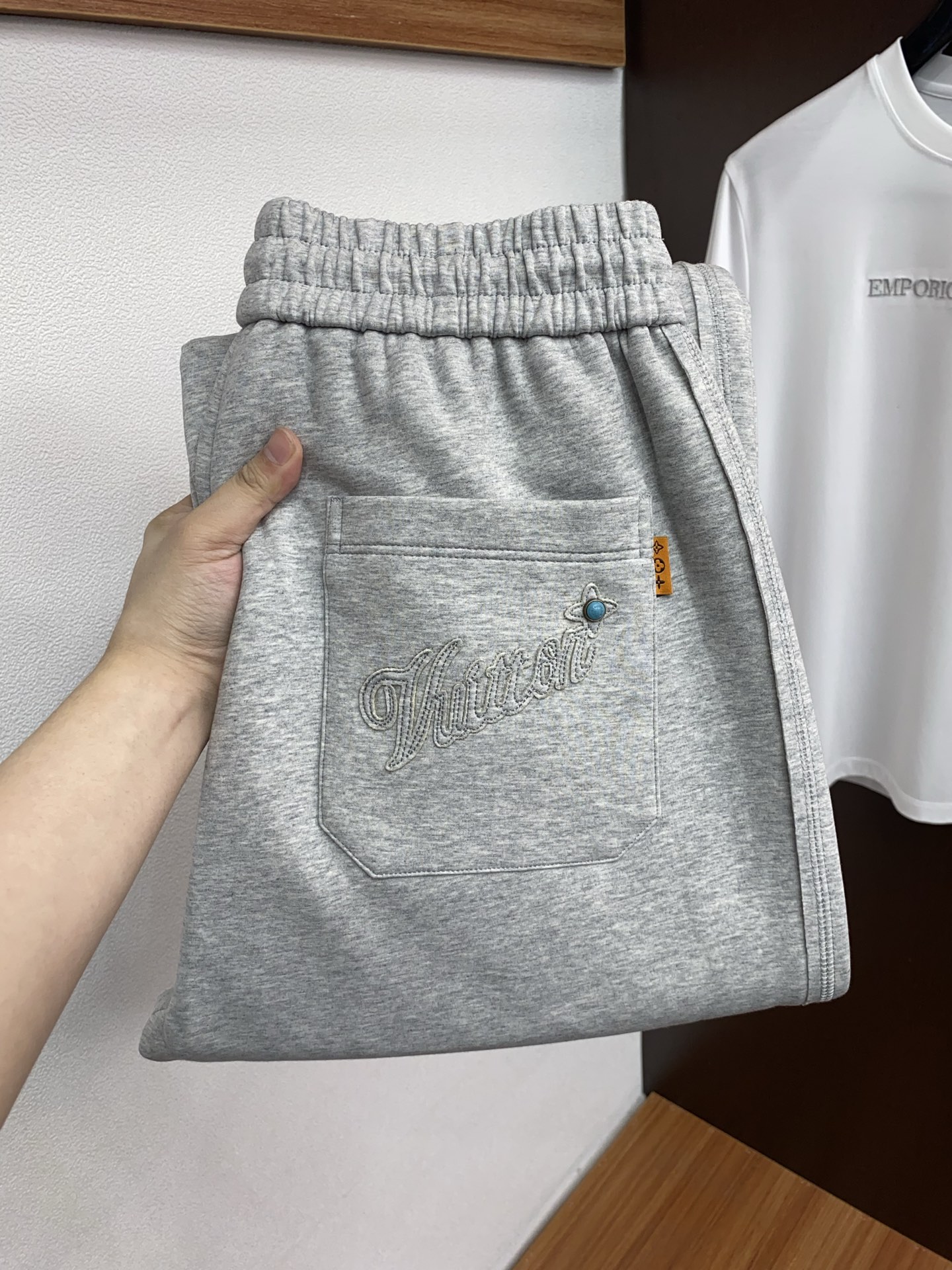 1v路易威登 专柜新品同步上市。原单订制高品质时尚休闲裤。超级百搭款。独家定制面料，手感细腻柔软，贴身舒