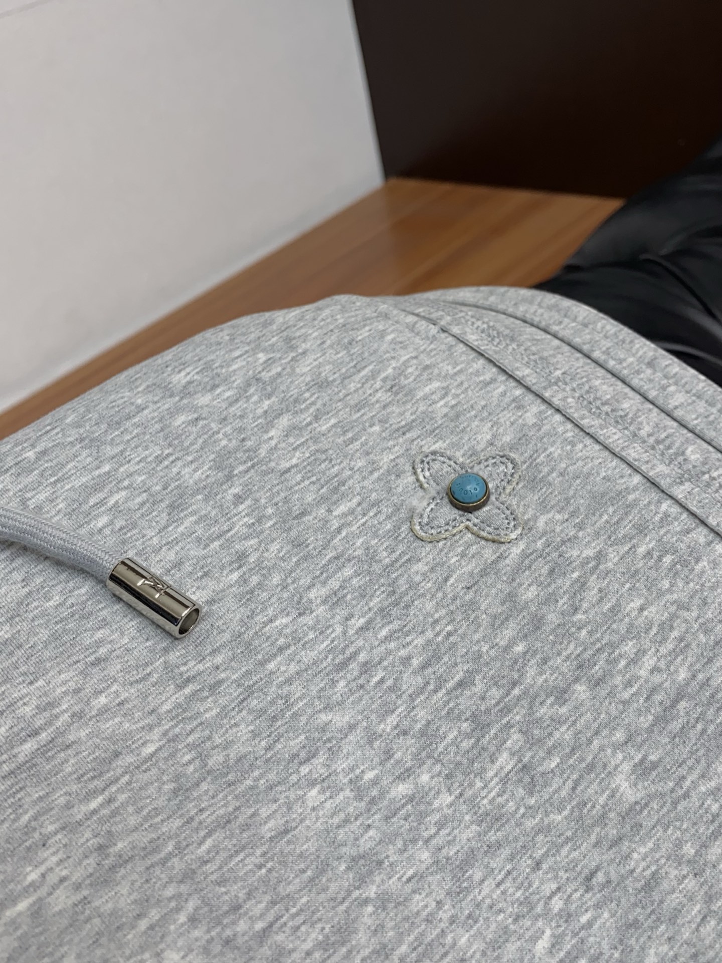 1v路易威登 专柜新品同步上市。原单订制高品质时尚休闲裤。超级百搭款。独家定制面料，手感细腻柔软，贴身舒