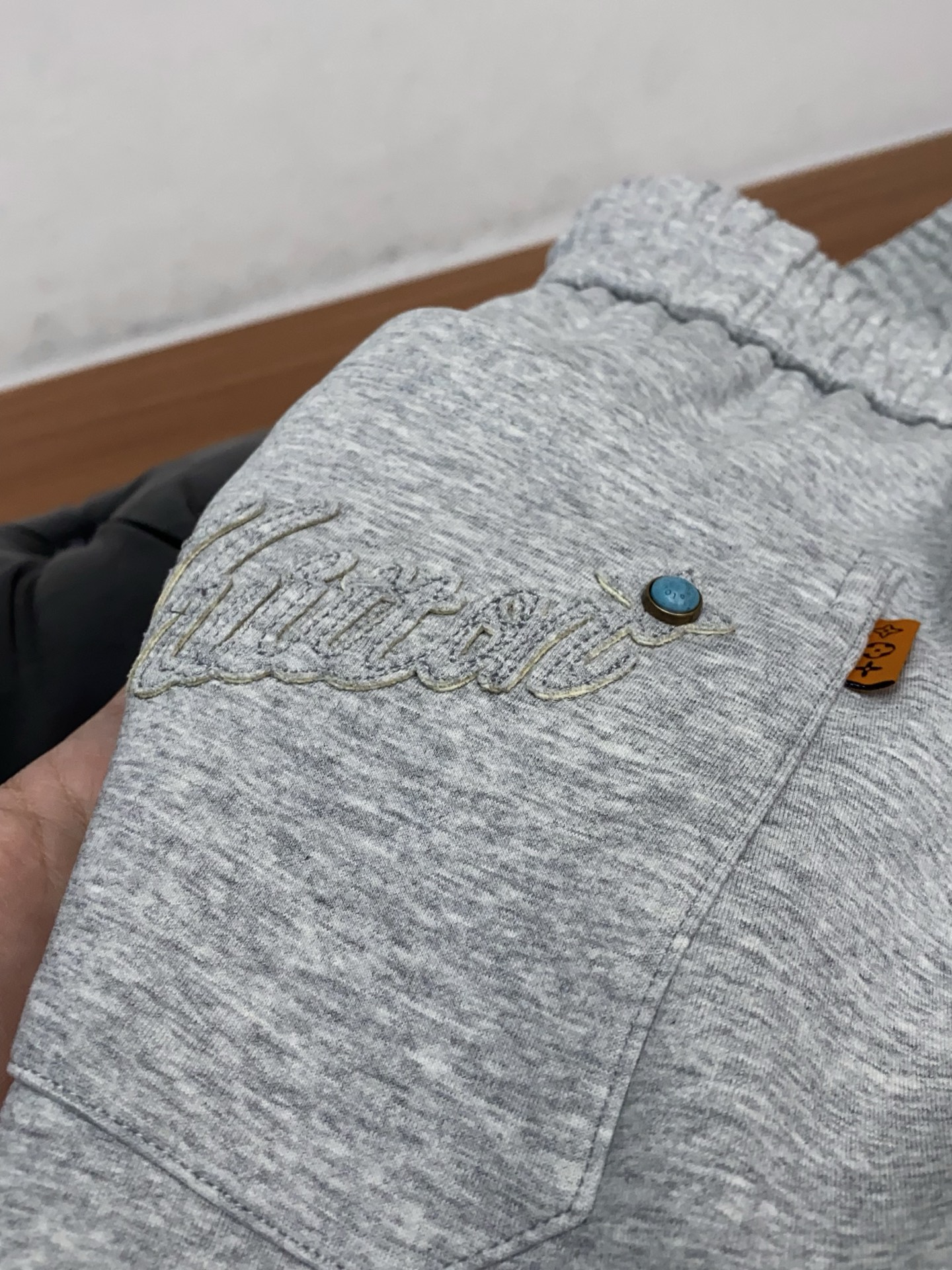 1v路易威登 专柜新品同步上市。原单订制高品质时尚休闲裤。超级百搭款。独家定制面料，手感细腻柔软，贴身舒