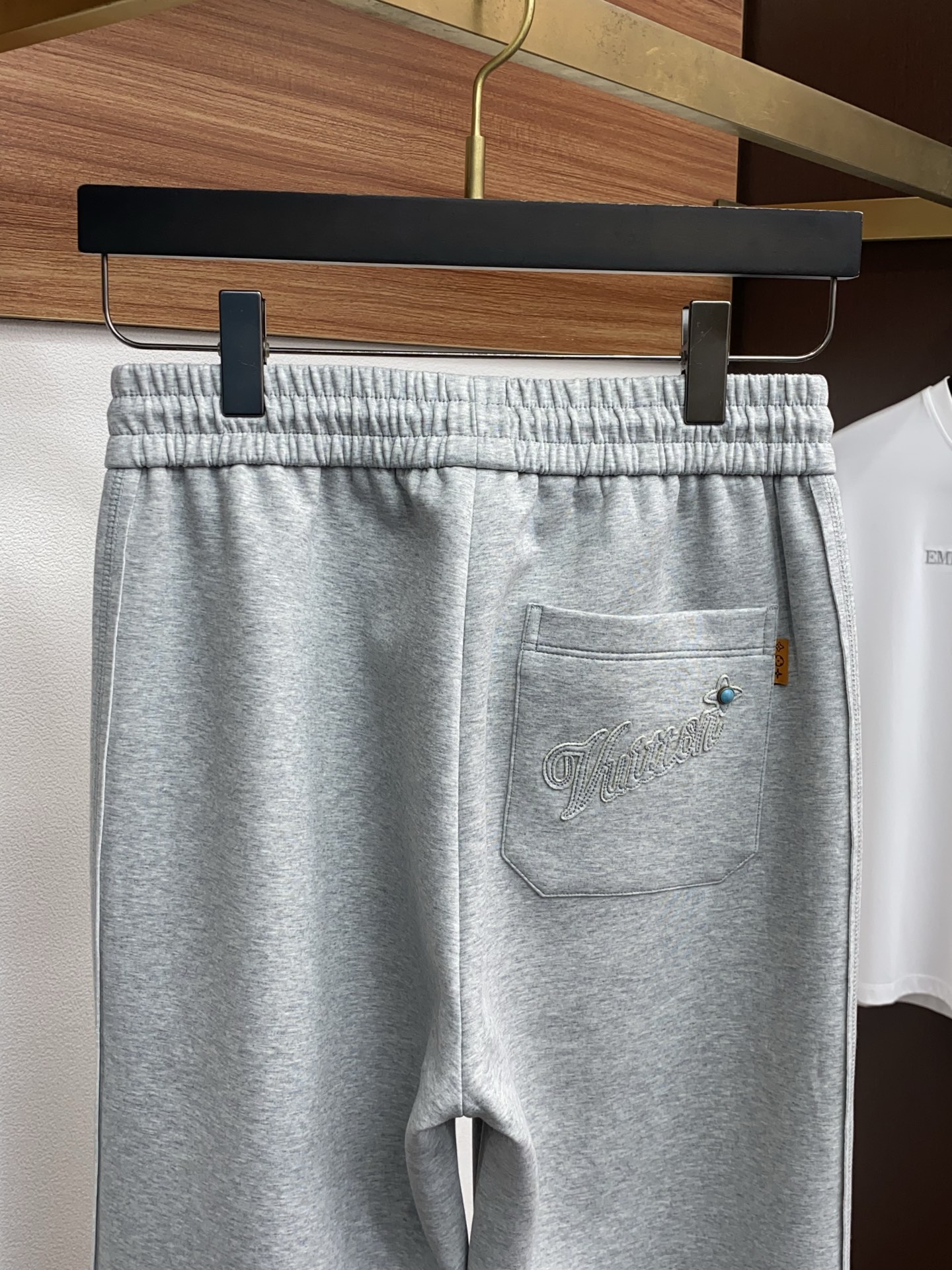 1v路易威登 专柜新品同步上市。原单订制高品质时尚休闲裤。超级百搭款。独家定制面料，手感细腻柔软，贴身舒