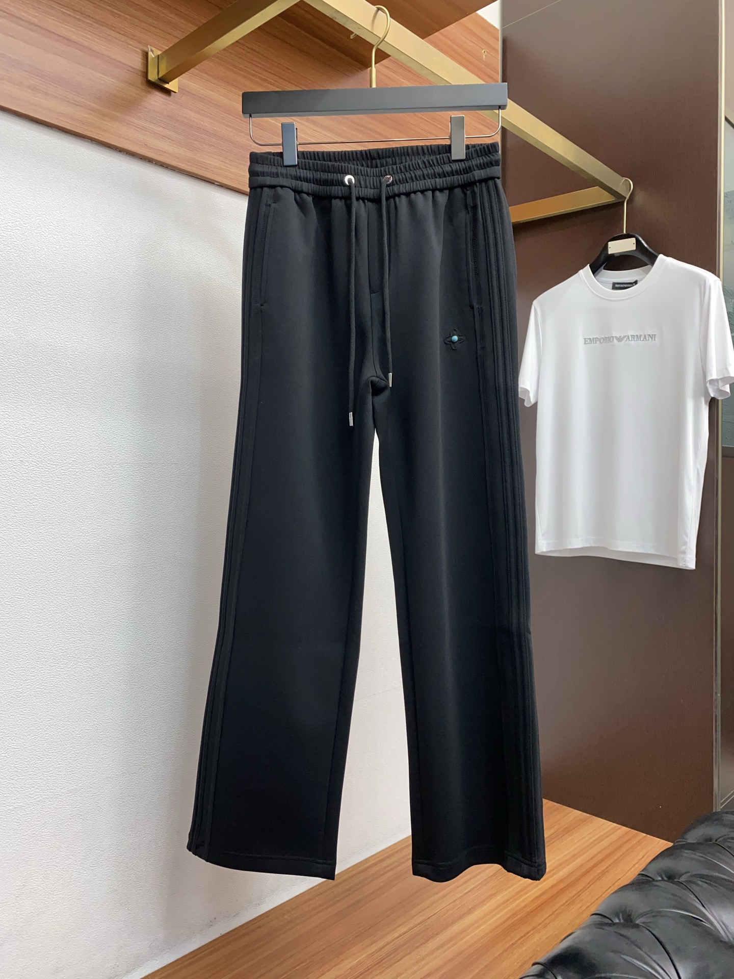 1v路易威登 专柜新品同步上市。原单订制高品质时尚休闲裤。超级百搭款。独家定制面料，手感细腻柔软，贴身舒