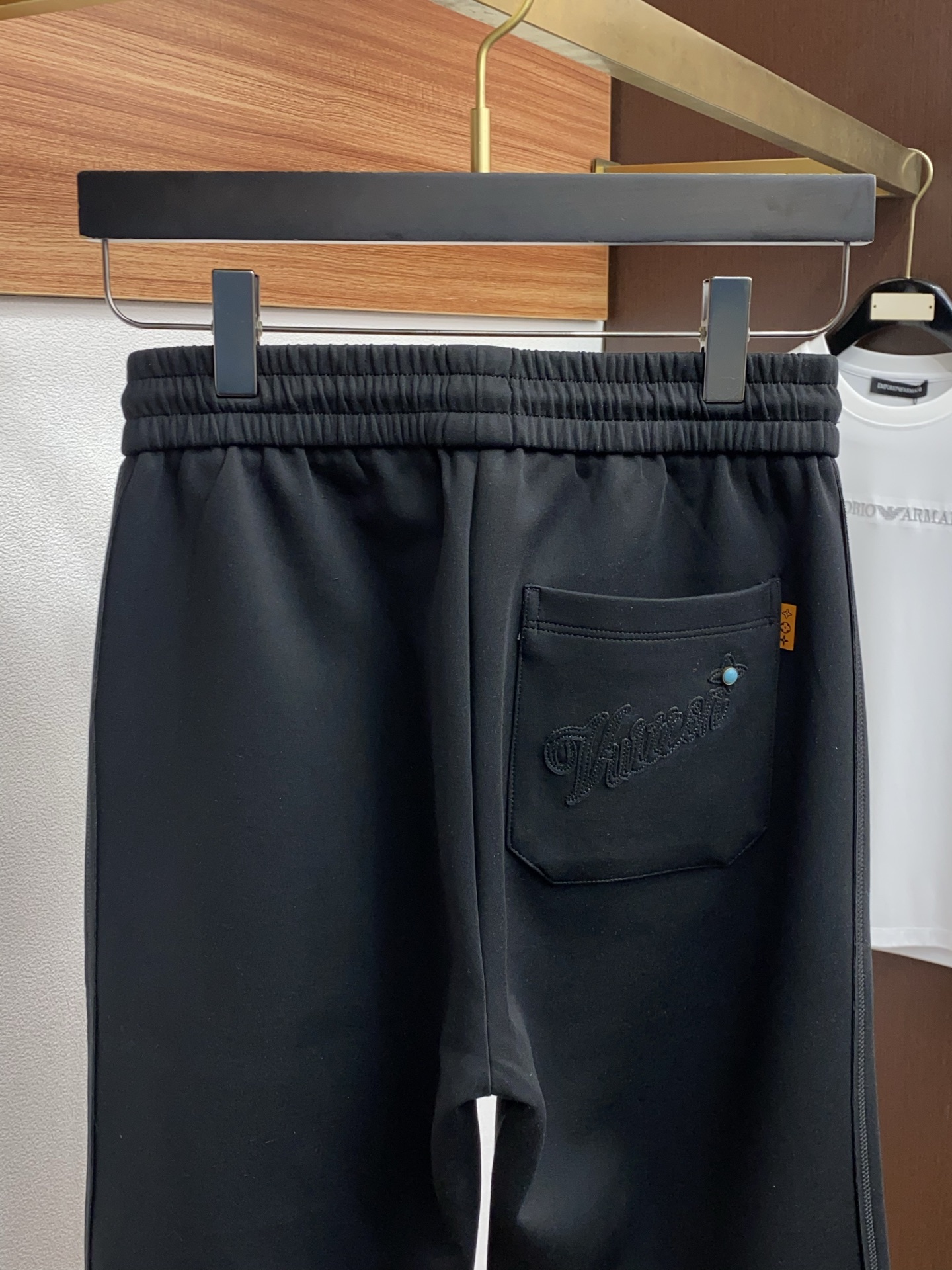 1v路易威登 专柜新品同步上市。原单订制高品质时尚休闲裤。超级百搭款。独家定制面料，手感细腻柔软，贴身舒