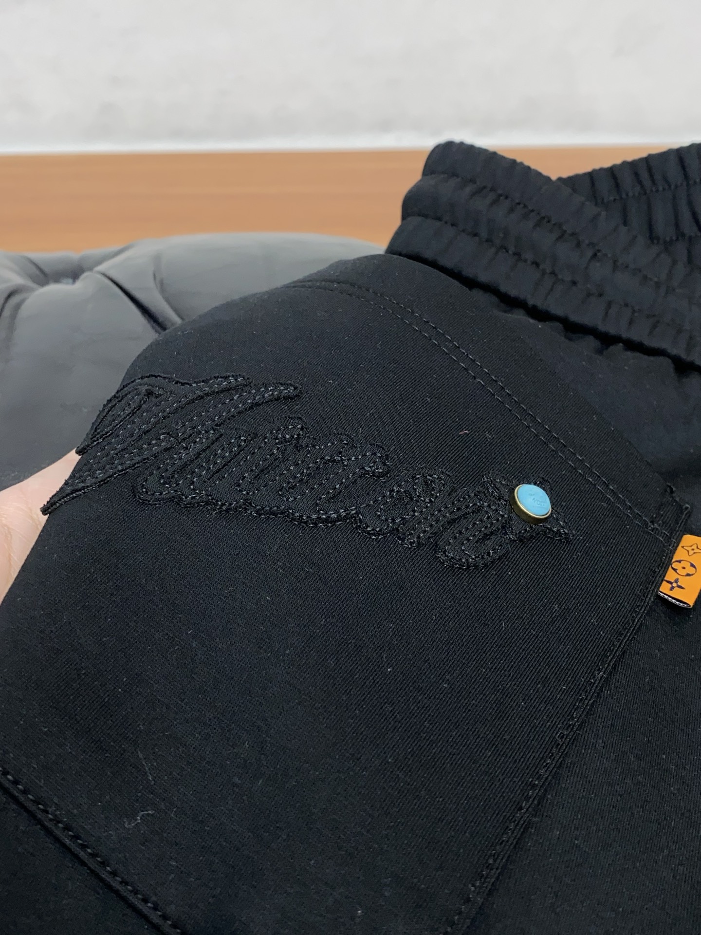 1v路易威登 专柜新品同步上市。原单订制高品质时尚休闲裤。超级百搭款。独家定制面料，手感细腻柔软，贴身舒