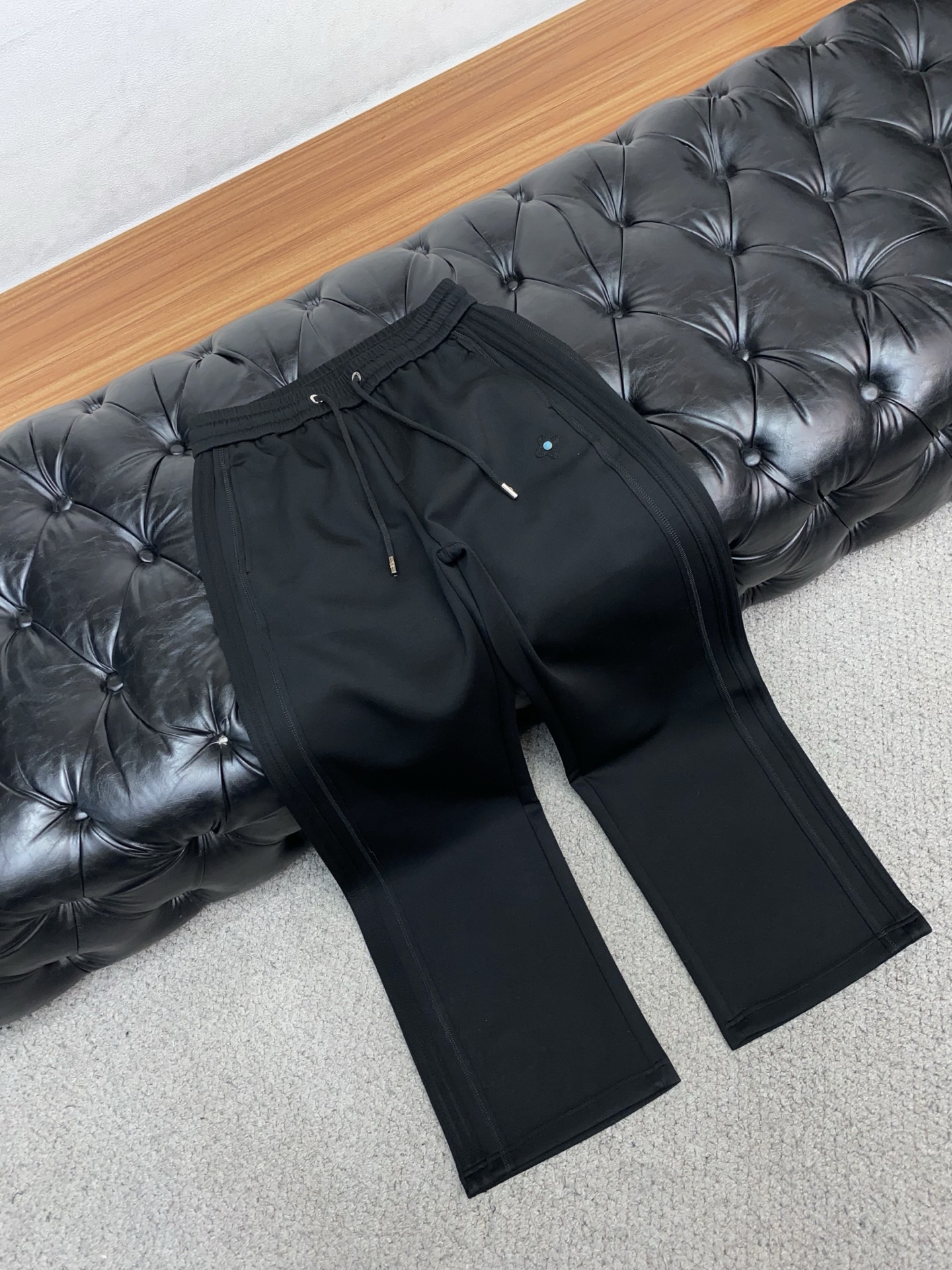 1v路易威登 专柜新品同步上市。原单订制高品质时尚休闲裤。超级百搭款。独家定制面料，手感细腻柔软，贴身舒