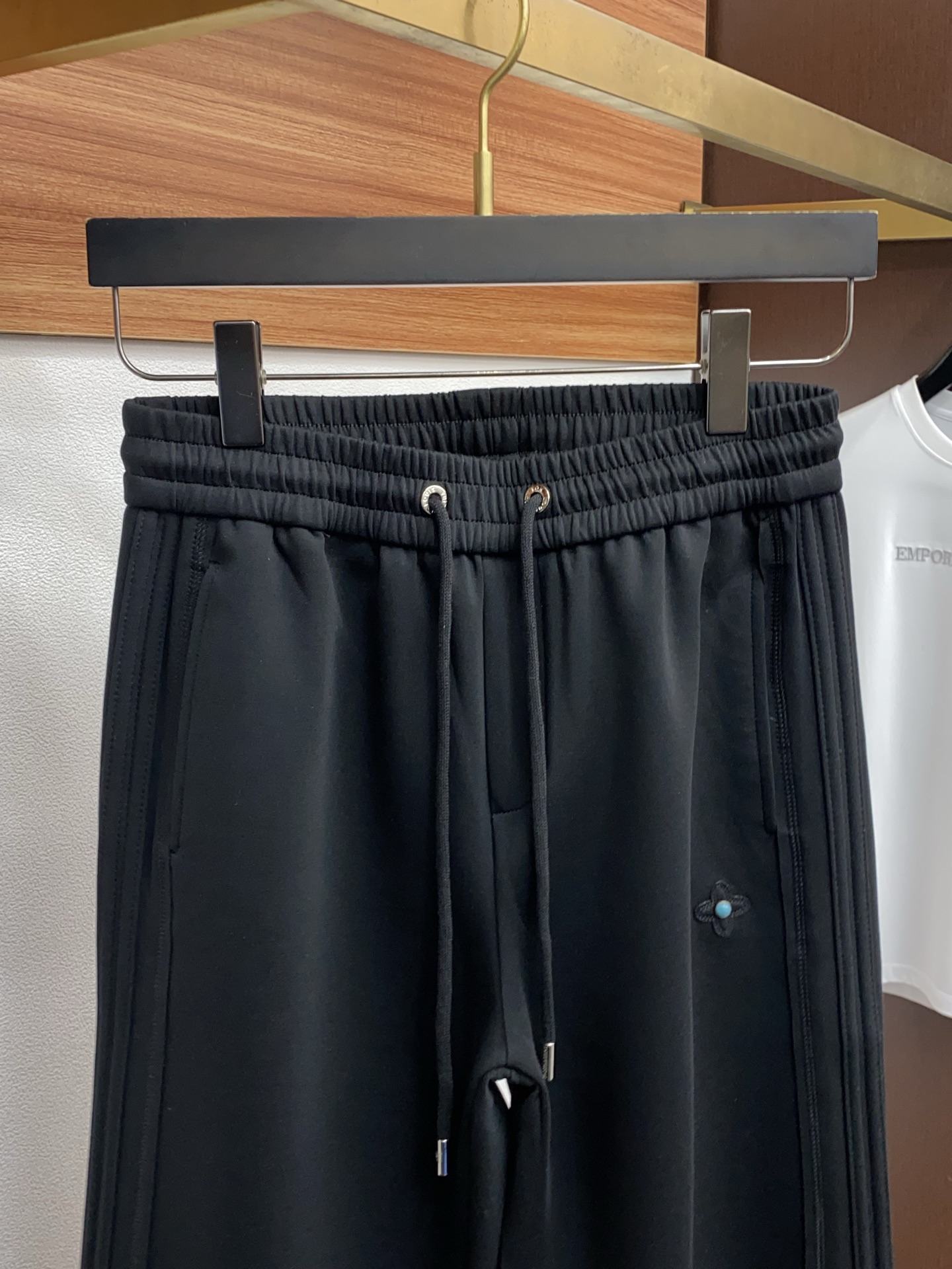 1v路易威登 专柜新品同步上市。原单订制高品质时尚休闲裤。超级百搭款。独家定制面料，手感细腻柔软，贴身舒