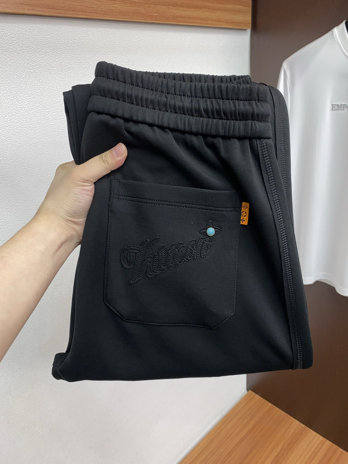 1v路易威登 专柜新品同步上市。原单订制高品质时尚休闲裤。超级百搭款。独家定制面料，手感细腻柔软，贴身舒