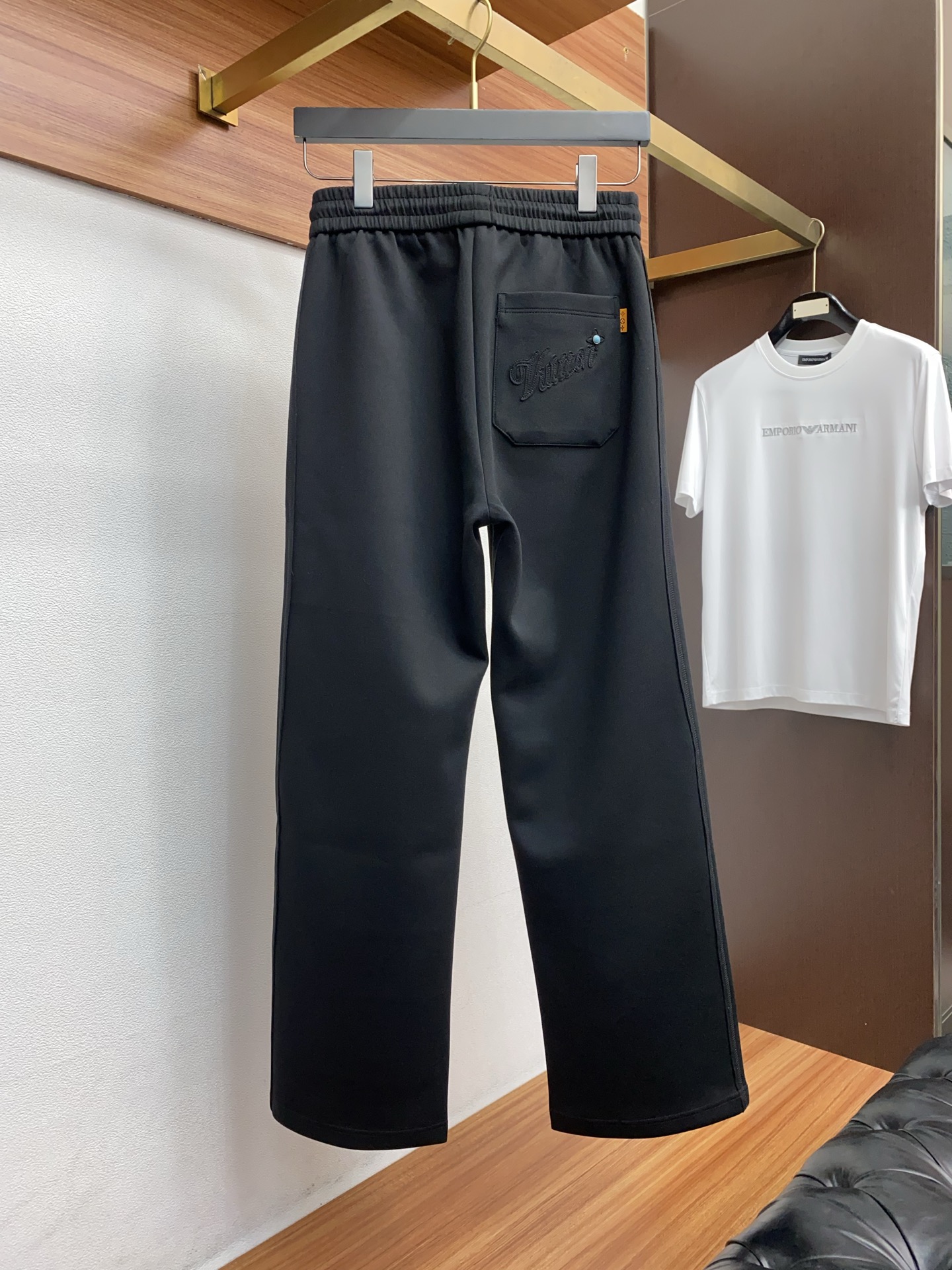 1v路易威登 专柜新品同步上市。原单订制高品质时尚休闲裤。超级百搭款。独家定制面料，手感细腻柔软，贴身舒