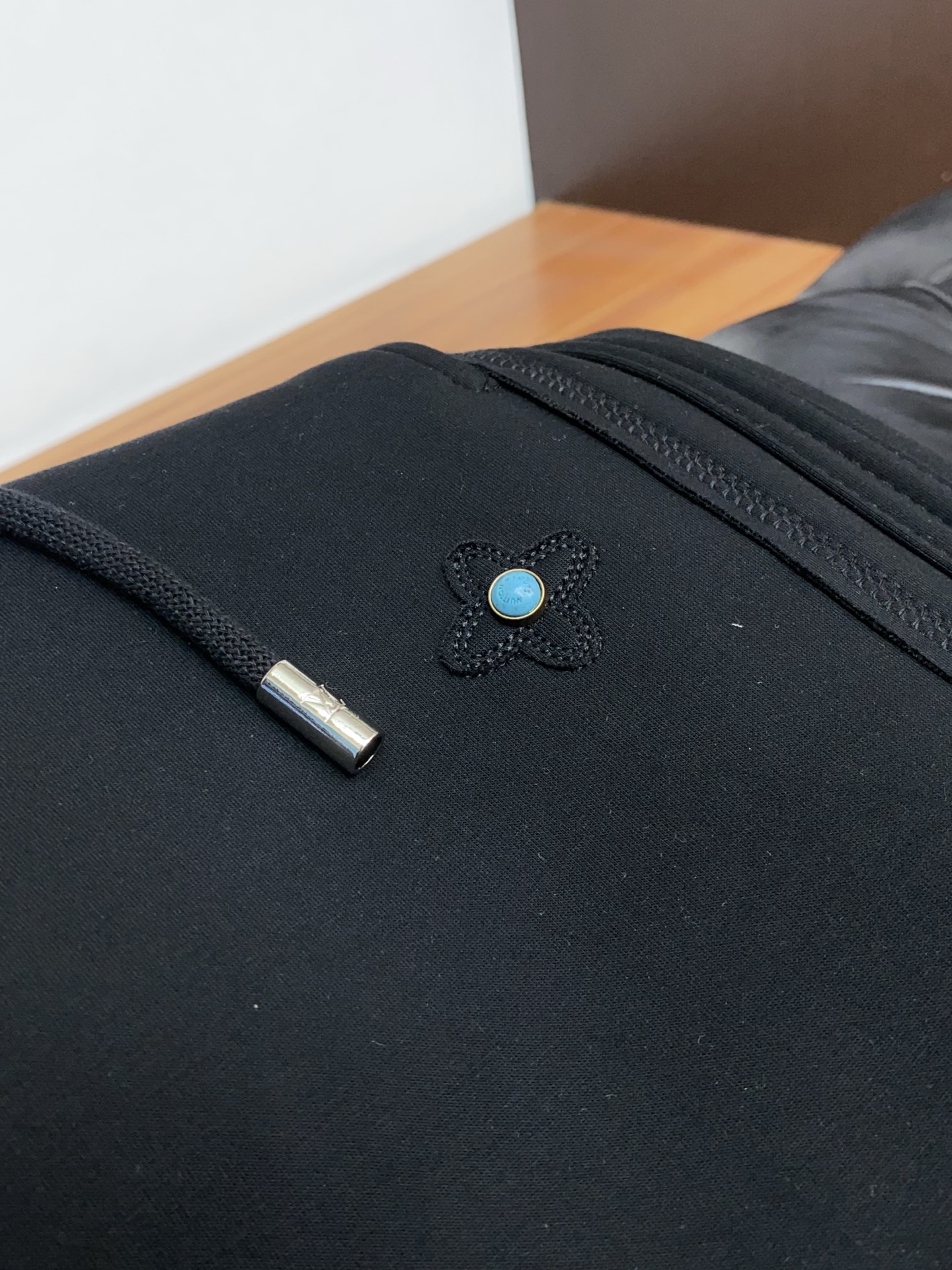 1v路易威登 专柜新品同步上市。原单订制高品质时尚休闲裤。超级百搭款。独家定制面料，手感细腻柔软，贴身舒