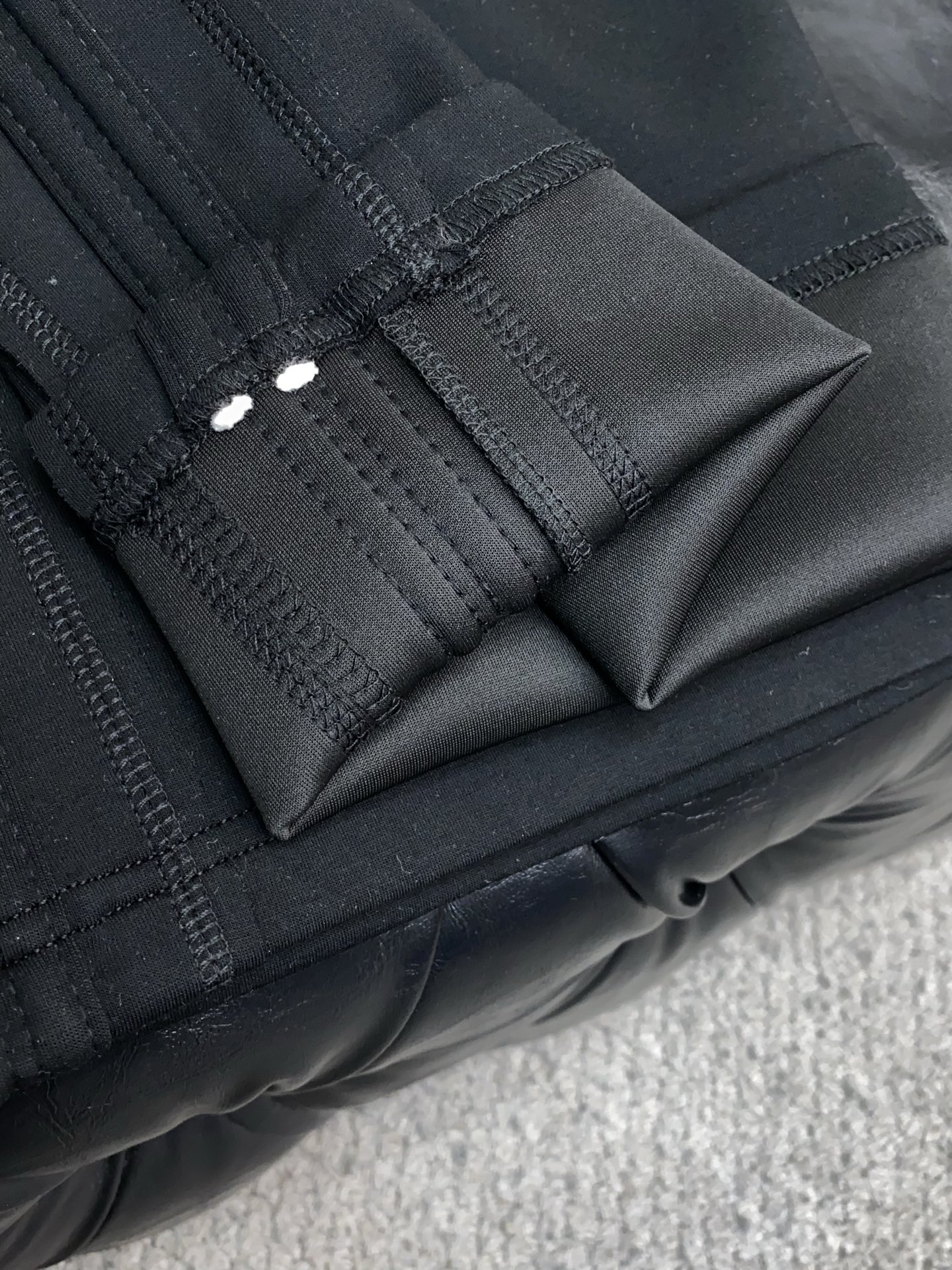 1v路易威登 专柜新品同步上市。原单订制高品质时尚休闲裤。超级百搭款。独家定制面料，手感细腻柔软，贴身舒