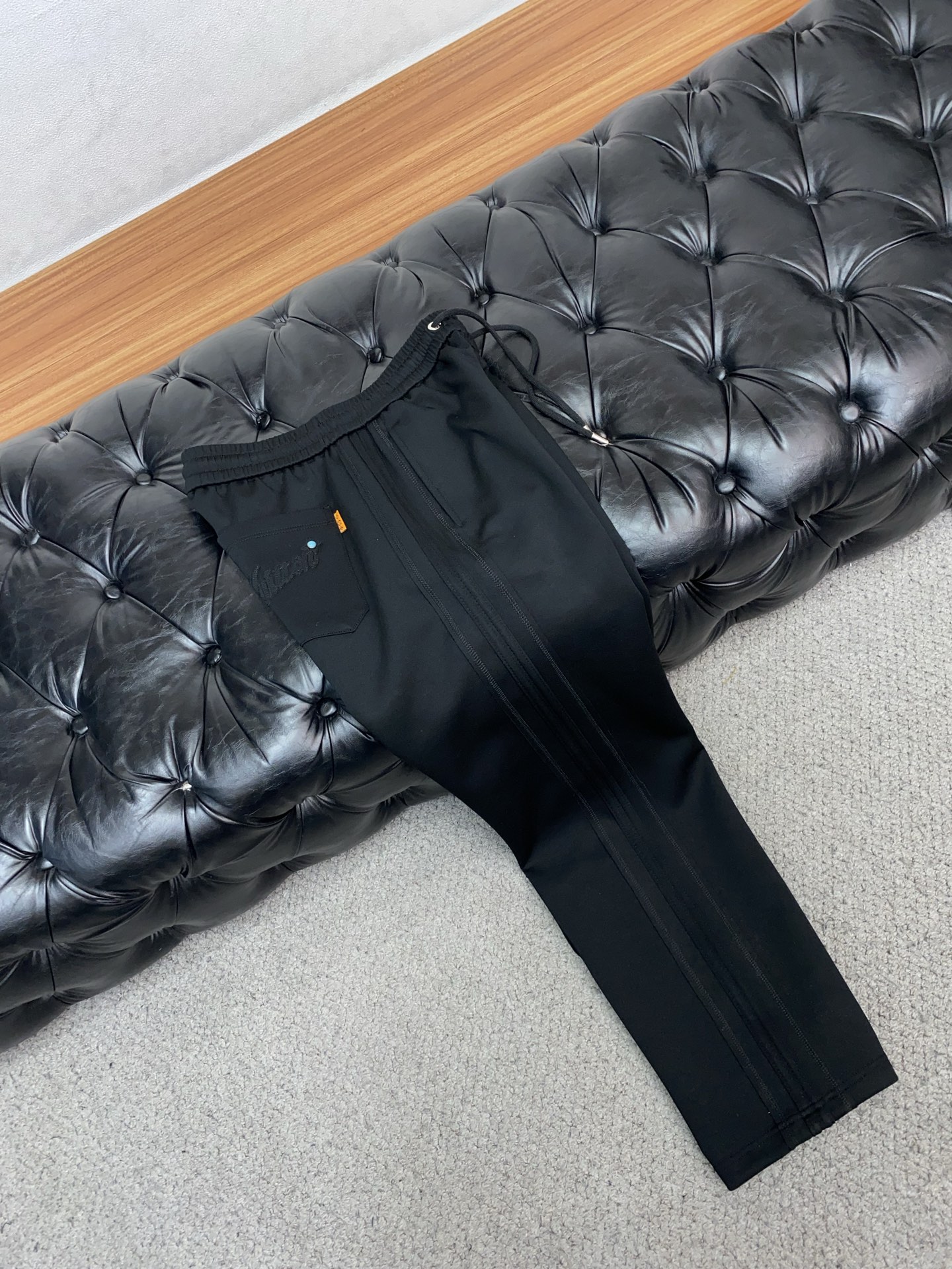 1v路易威登 专柜新品同步上市。原单订制高品质时尚休闲裤。超级百搭款。独家定制面料，手感细腻柔软，贴身舒