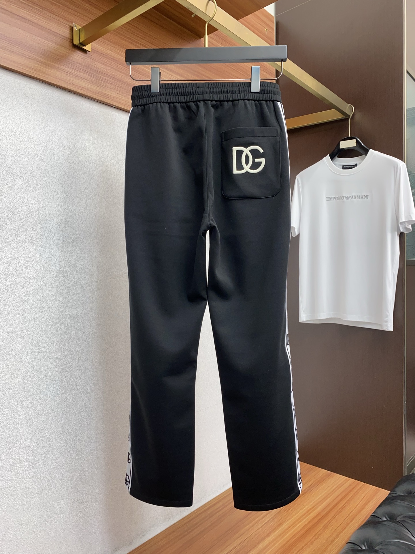 DG 专柜新品同步上市。原单订制高品质时尚休闲裤。超级百搭款。独家定制面料，手感细腻柔软，贴身舒适，上身
