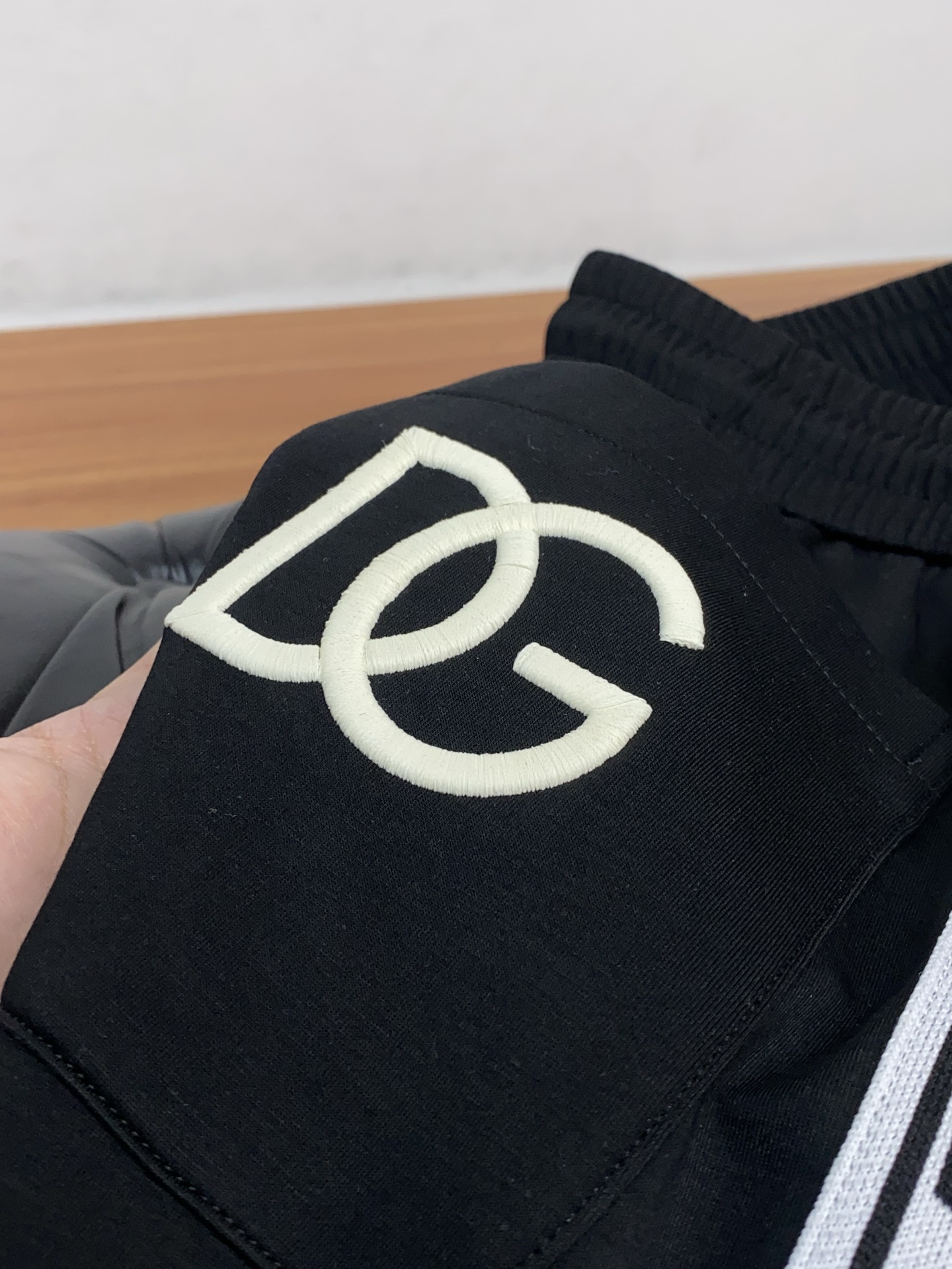 DG 专柜新品同步上市。原单订制高品质时尚休闲裤。超级百搭款。独家定制面料，手感细腻柔软，贴身舒适，上身