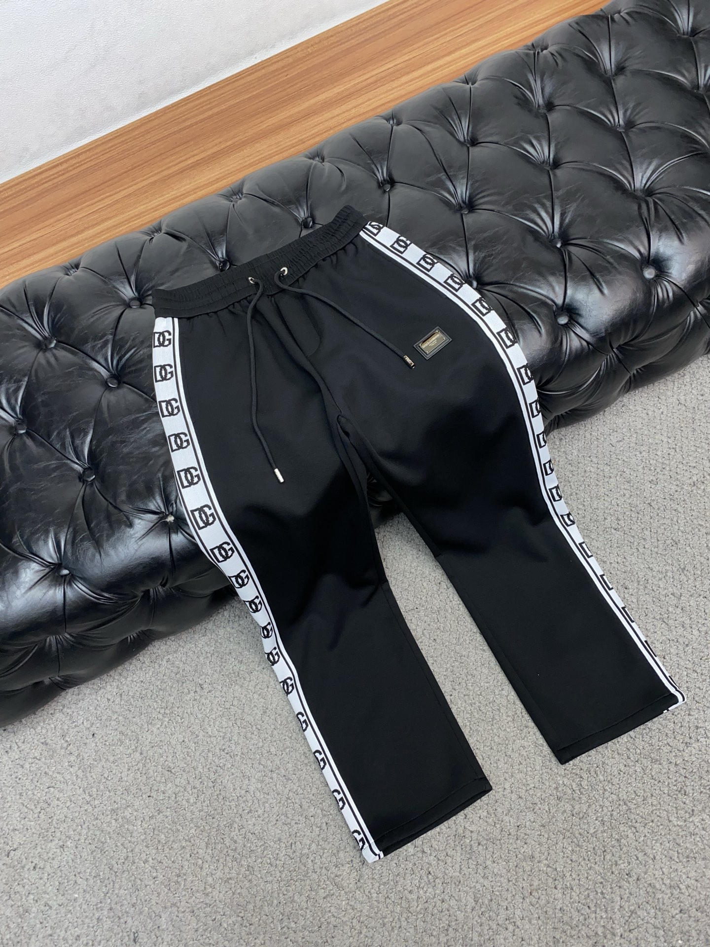 DG 专柜新品同步上市。原单订制高品质时尚休闲裤。超级百搭款。独家定制面料，手感细腻柔软，贴身舒适，上身
